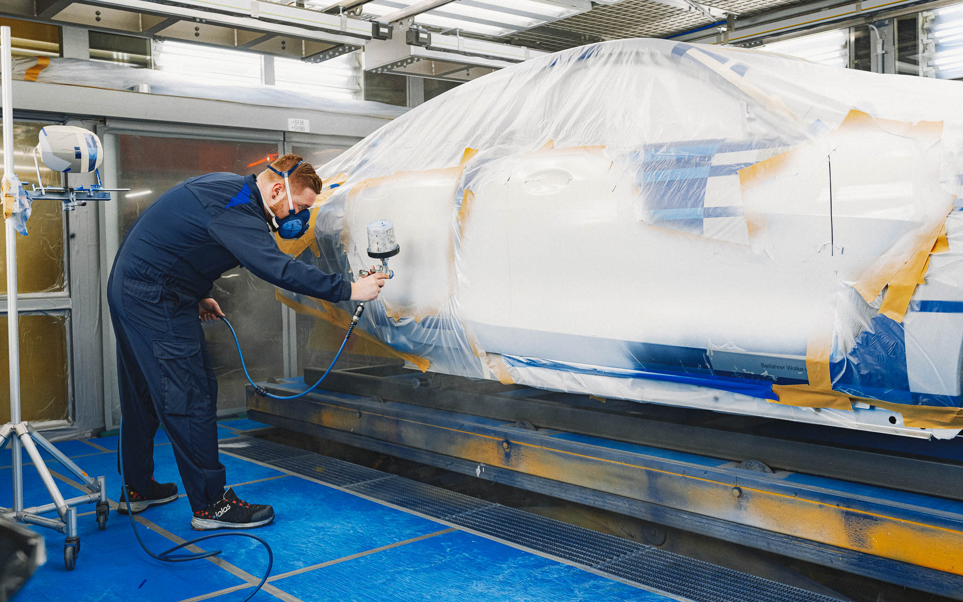 エクステリアの塗装はBMWグループ本社のディンゴルフィンおよびランツフート工場のプロフェッショナルが、色見本をルーペで何度も確認しながら200時間以上かけて手作業で実施