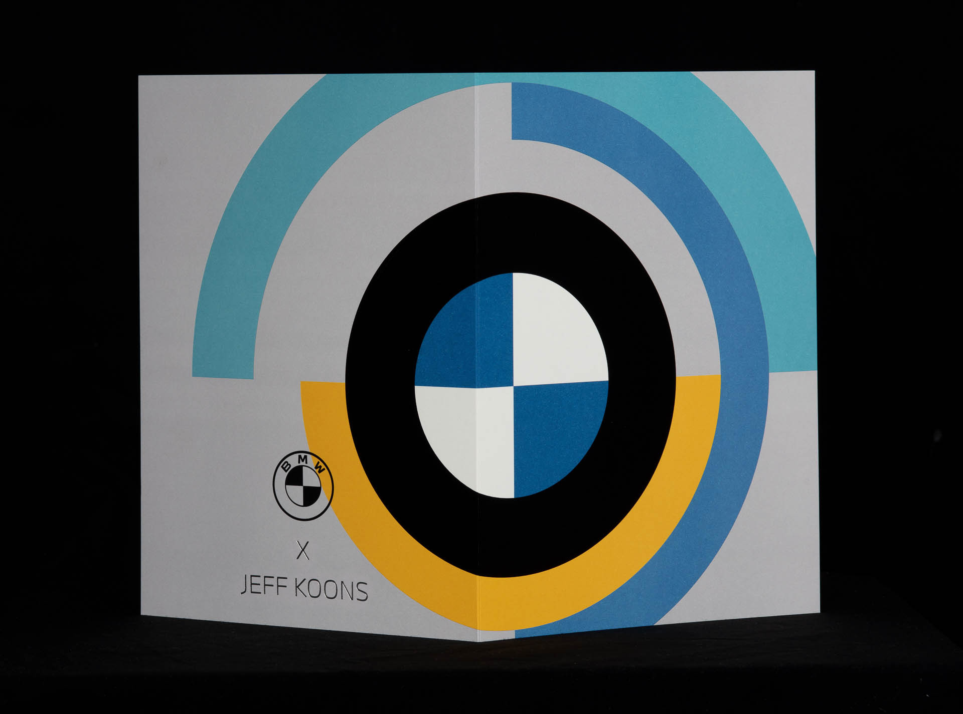 車両には世界99台限定「THE 8 X JEFF KOONS」正規仕様であることを証明するジェフ・クーンズ氏本人と、BMW AGの取締役会長であるオリバー・ツィプセ氏直筆の署名が入った証明書が添付される