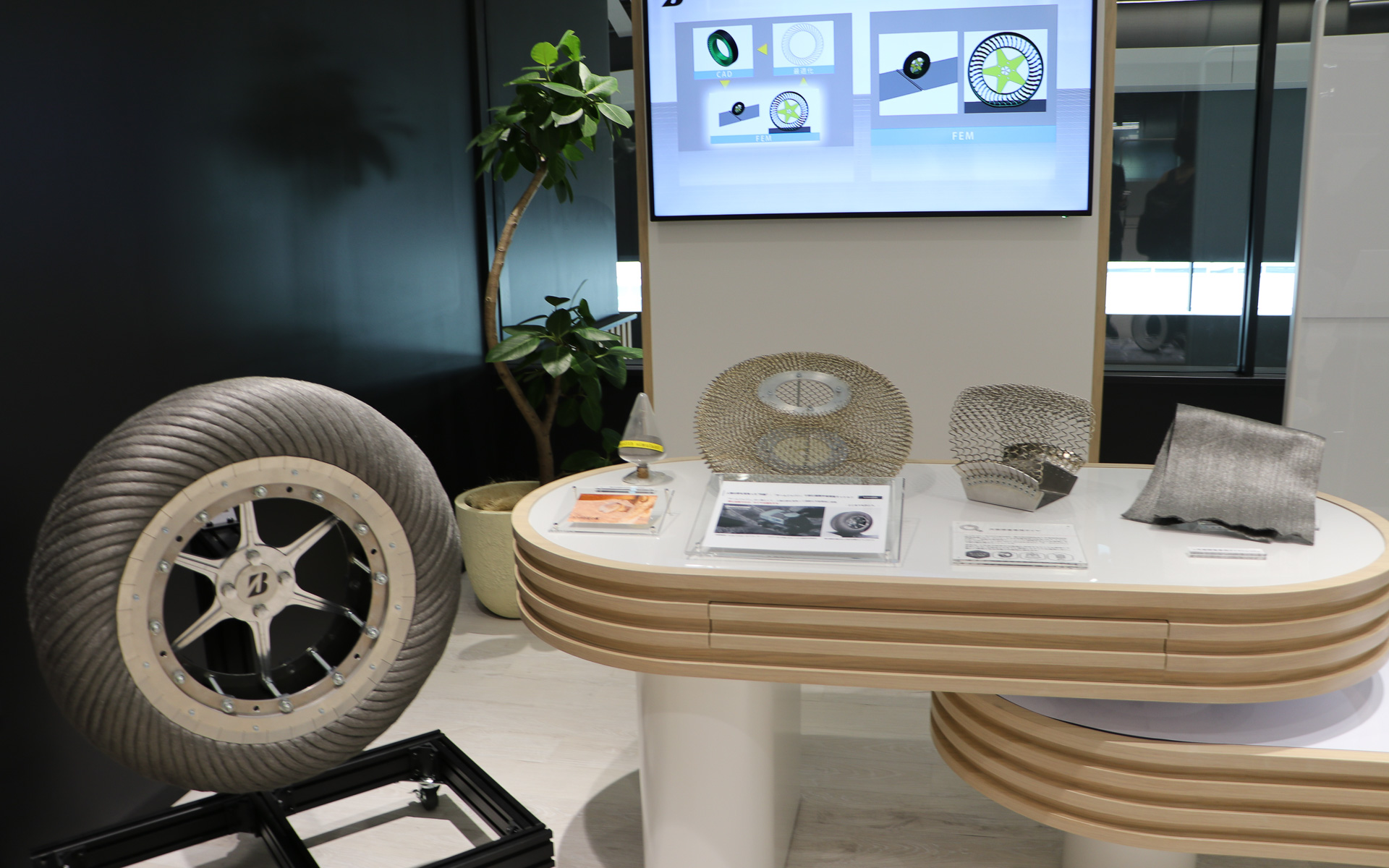 月面探査機用に開発している鋼の繊維を編み込んだエアレスタイヤ