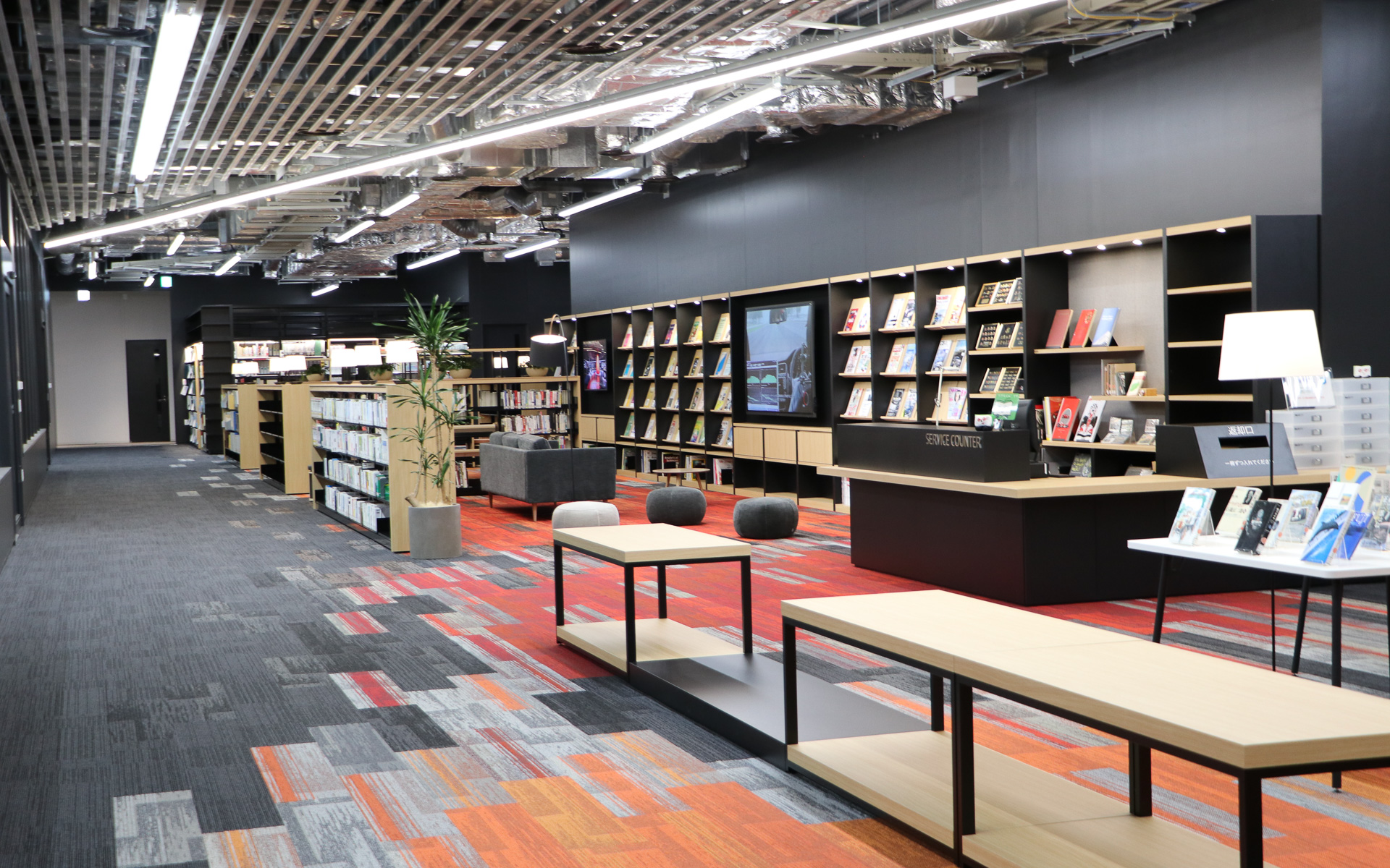 工作機械や試作スペースを備え、アイデアをすぐ形にする場所。モックアップや試作品をスピーディに制作することが可能になるという。また、工場の向かいにある休憩スペースには、アイデアの参考になる書籍などが充実している