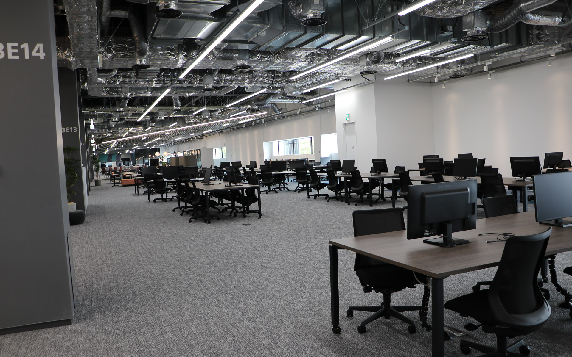 共創オフィスは社内用と社外用でセキュリティレベルを別けて設置。基本的にフリーアドレスで、自由に使えるほか、集中したいときやテレビ会議などが行なえるブースも設置してある