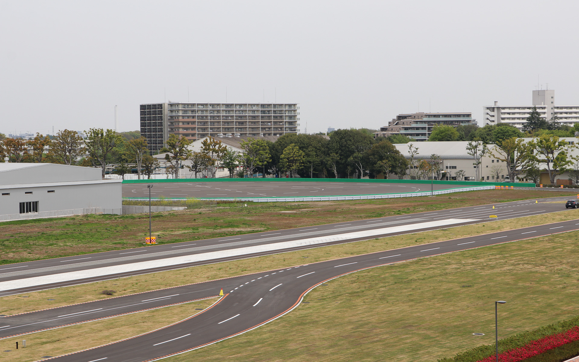 奥に直径約100mの広場が設けられている