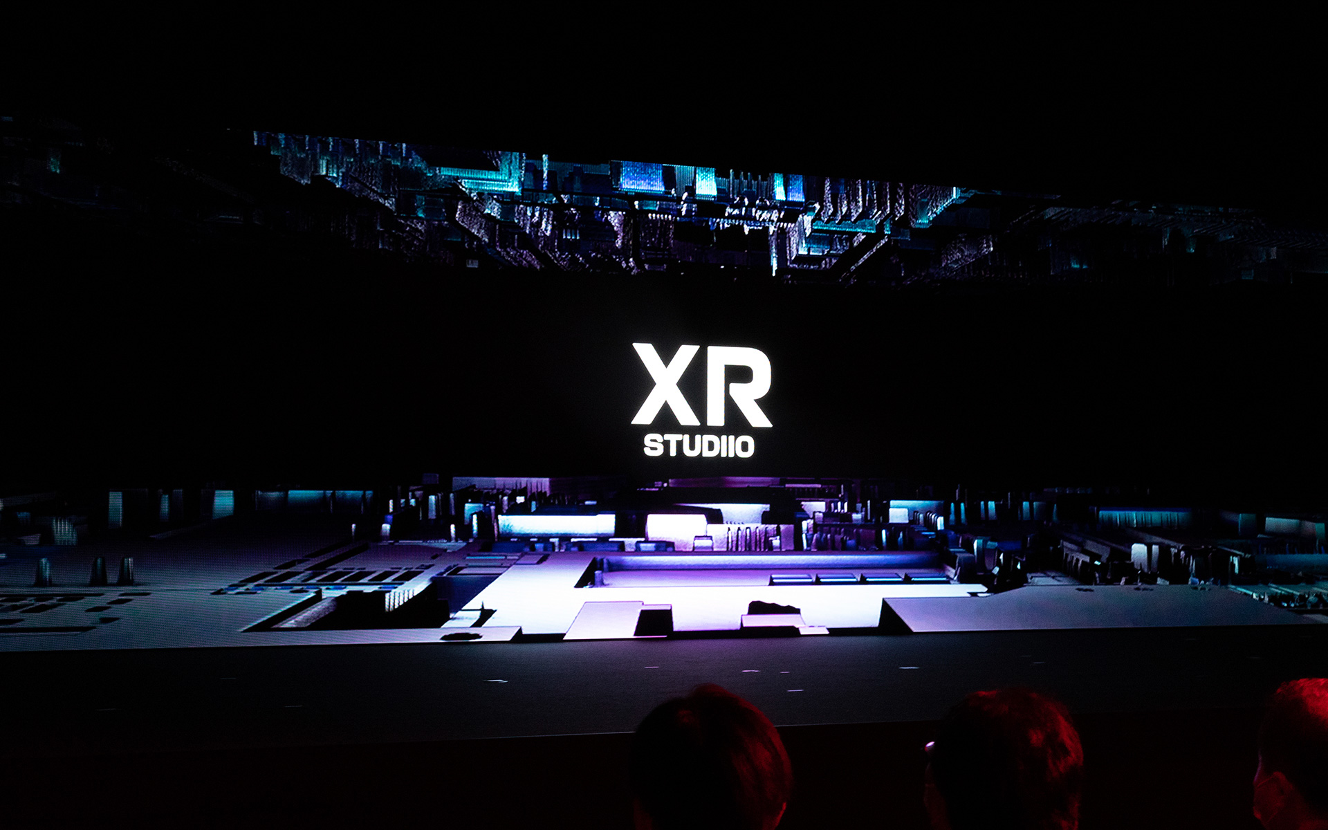 XRスタジオは150名まで収納可能。ステージ背面にはおよそ300インチの大型高輝度LEDビジョンを備え、前面には特注の透過型プロジェクタースクリーンを配してレイヤーで異なる映像を見せることも可能。奥行き感のあるバーチャルな映像が体感できる場所だ。また音協設備と防音装置はライブハウス同等。ステージを撮る高性能カメラも完備。スタジオ配信にも対応する
