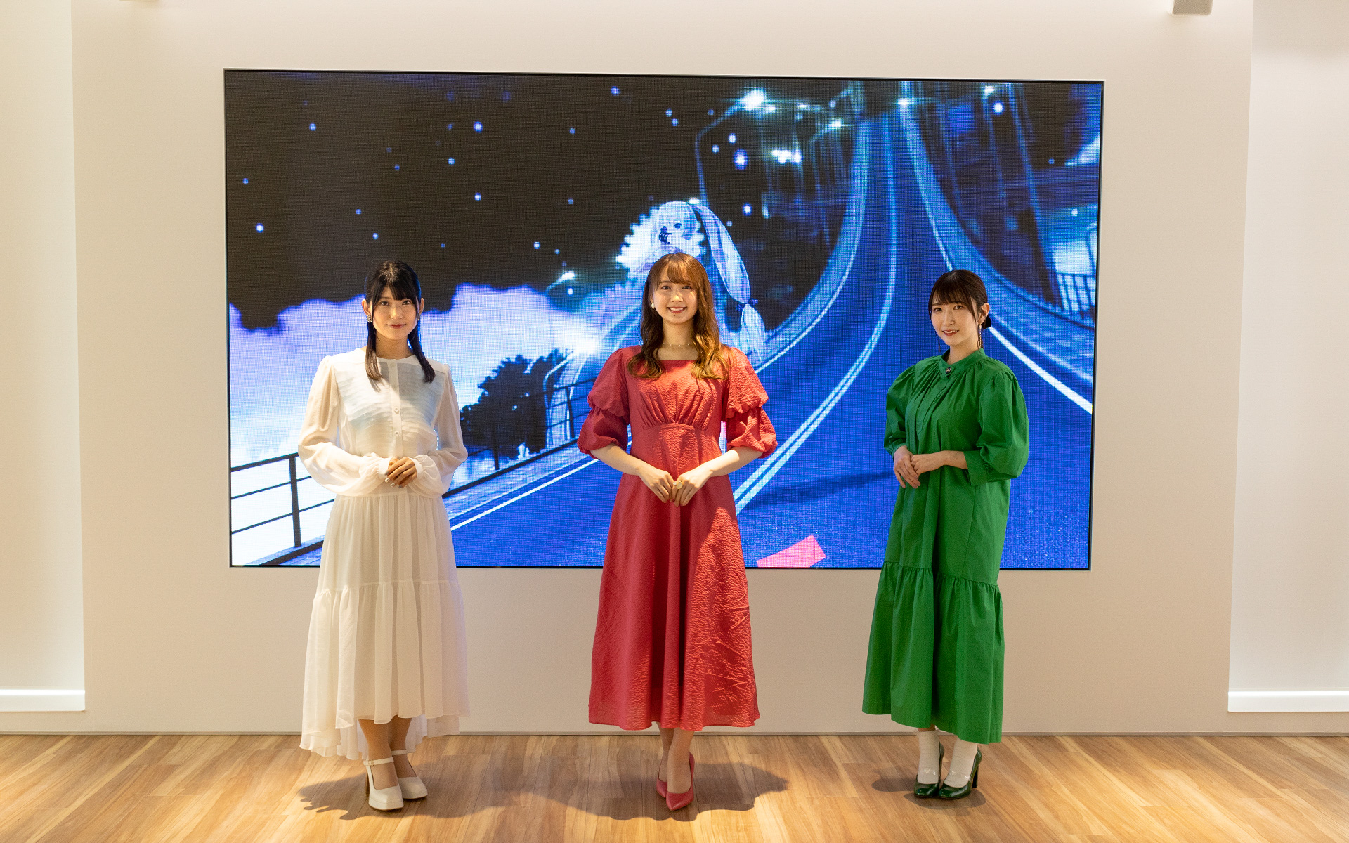 左から霧島レイの声を担当する飯田ヒカルさん。富士サクラを担当する高柳知葉さん。葵茶々を担当する汐入あすかさん