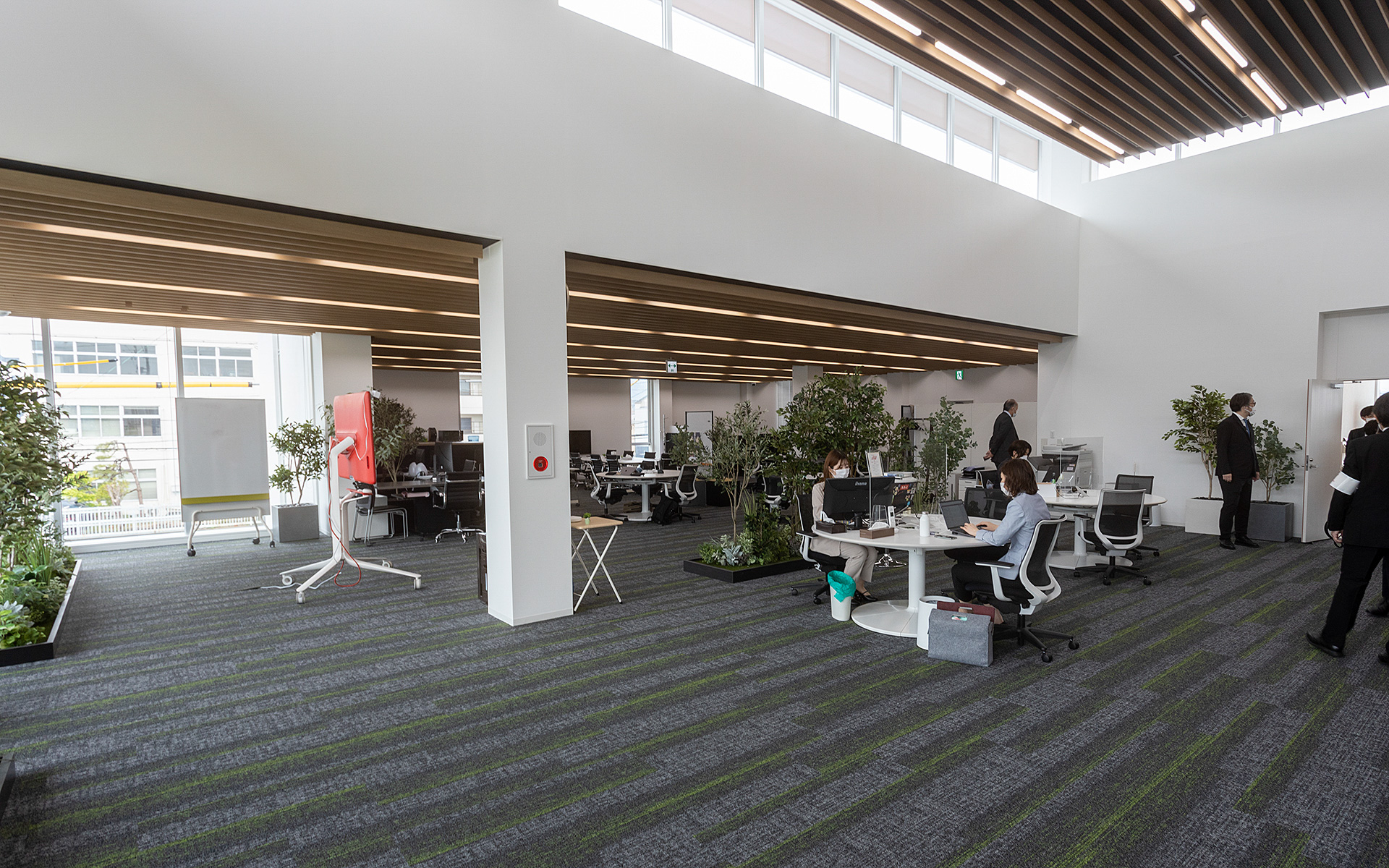 オフィスの区画。広々とした室内にゆったりとデスクを配置する