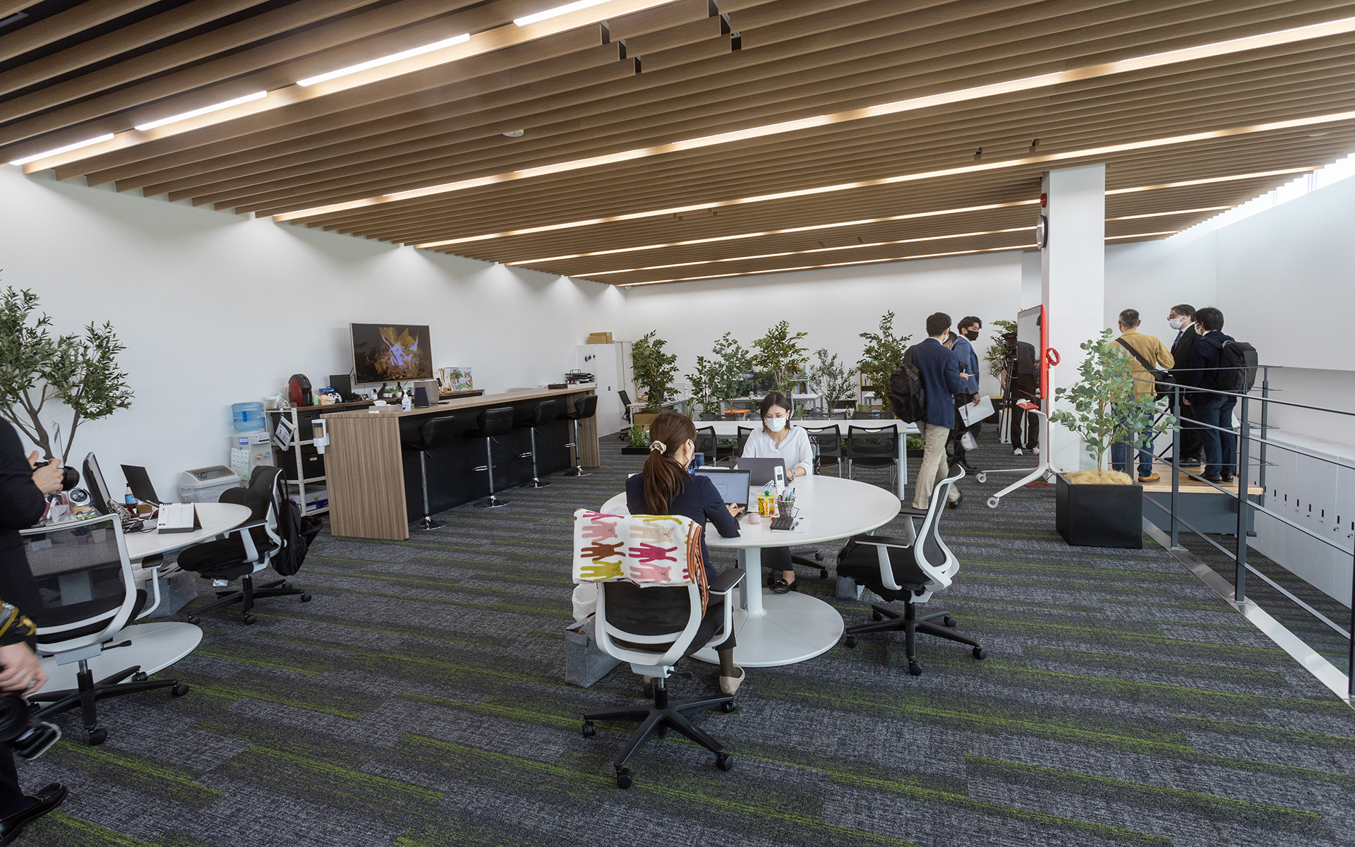 オフィス内に中2階が設けられている