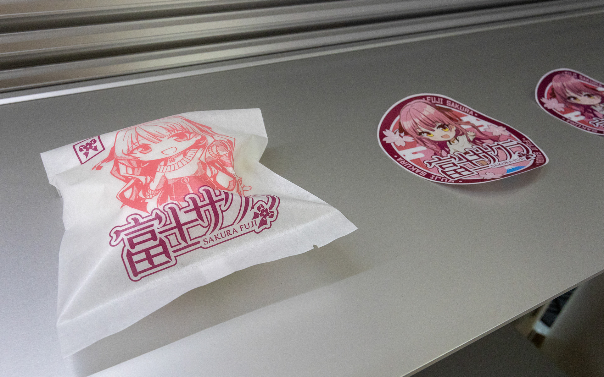 あんは白あんに国産の桜ペーストを練り込んでいる。皮は静岡産の卵を使用