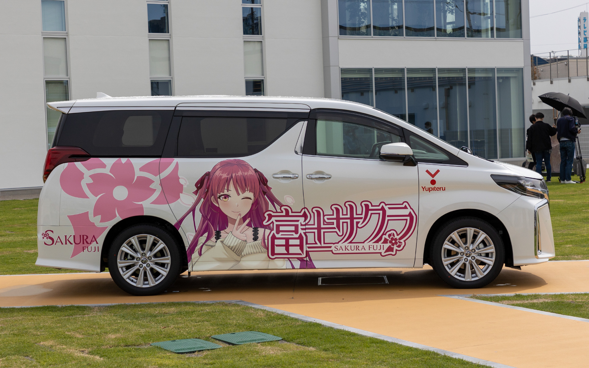 トヨタ自動車のアルファードに富士サクラのラッピングを施した仕様