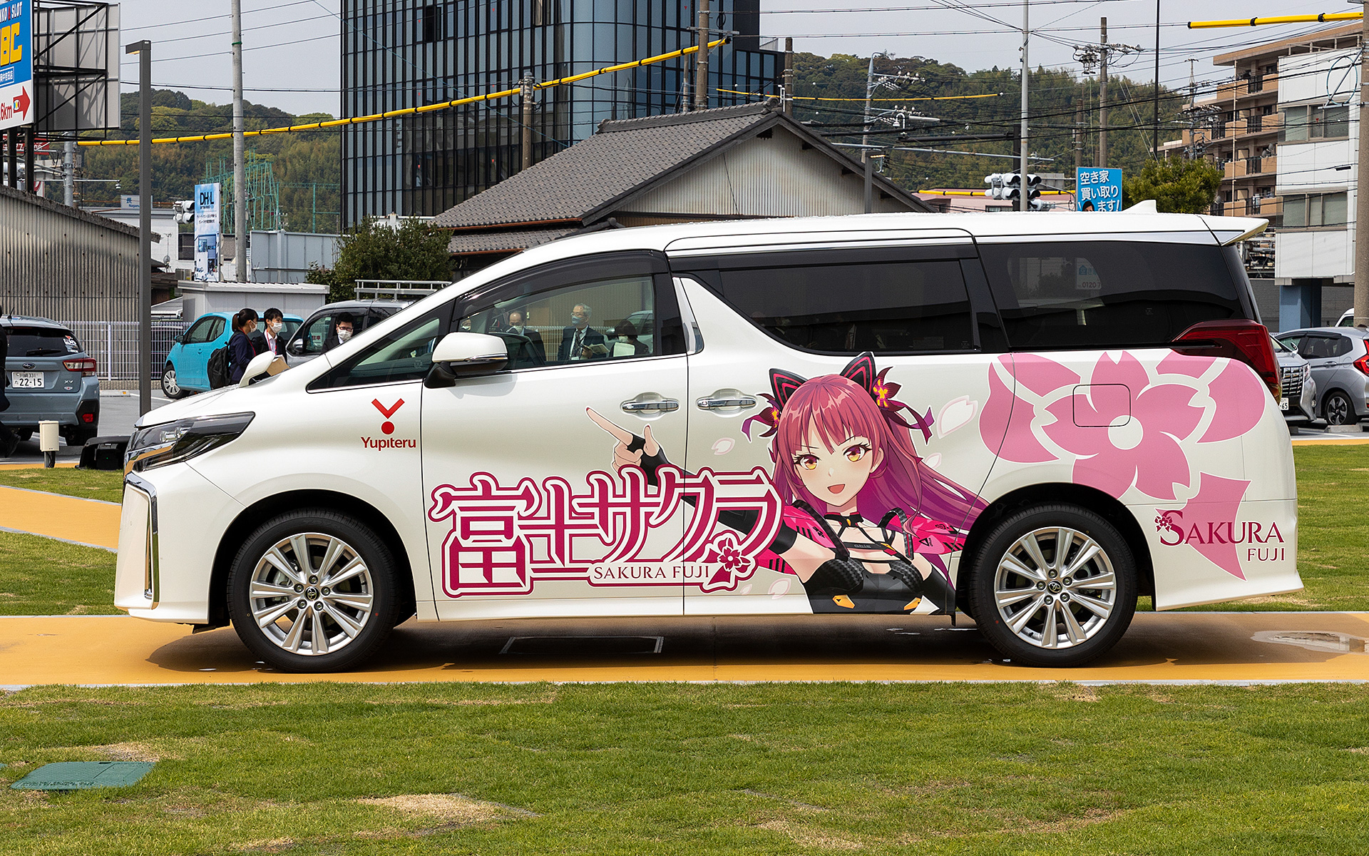 トヨタ自動車のアルファードに富士サクラのラッピングを施した仕様