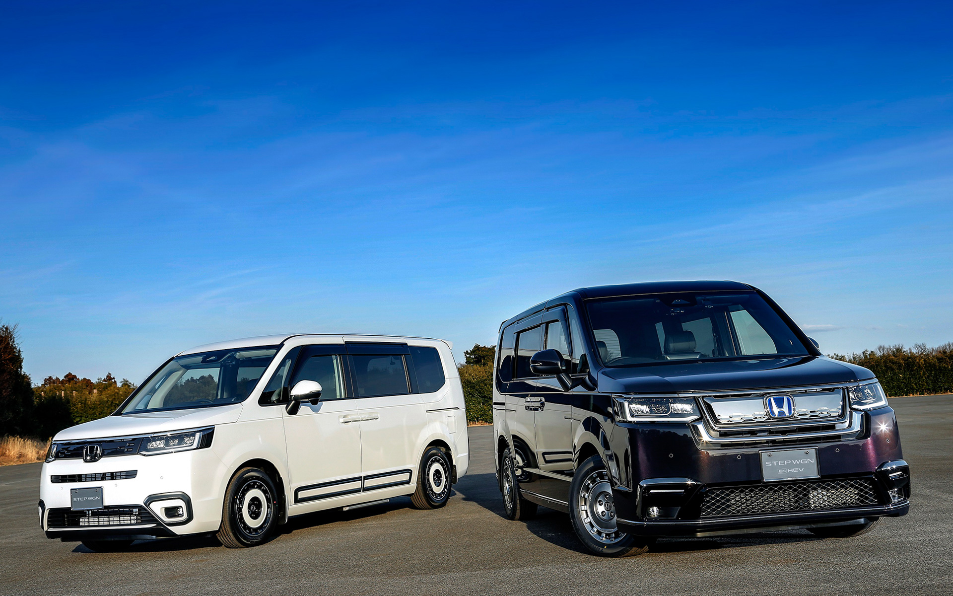 ステップワゴン（純正アクセサリー装着車）、AIR（左）：ギア感を演出するアクティブスタイル“SPORTS MIX”、SPADA（右）：上質で力強さを演出するメタリックスタイル“EMOTIONAL SOLID”