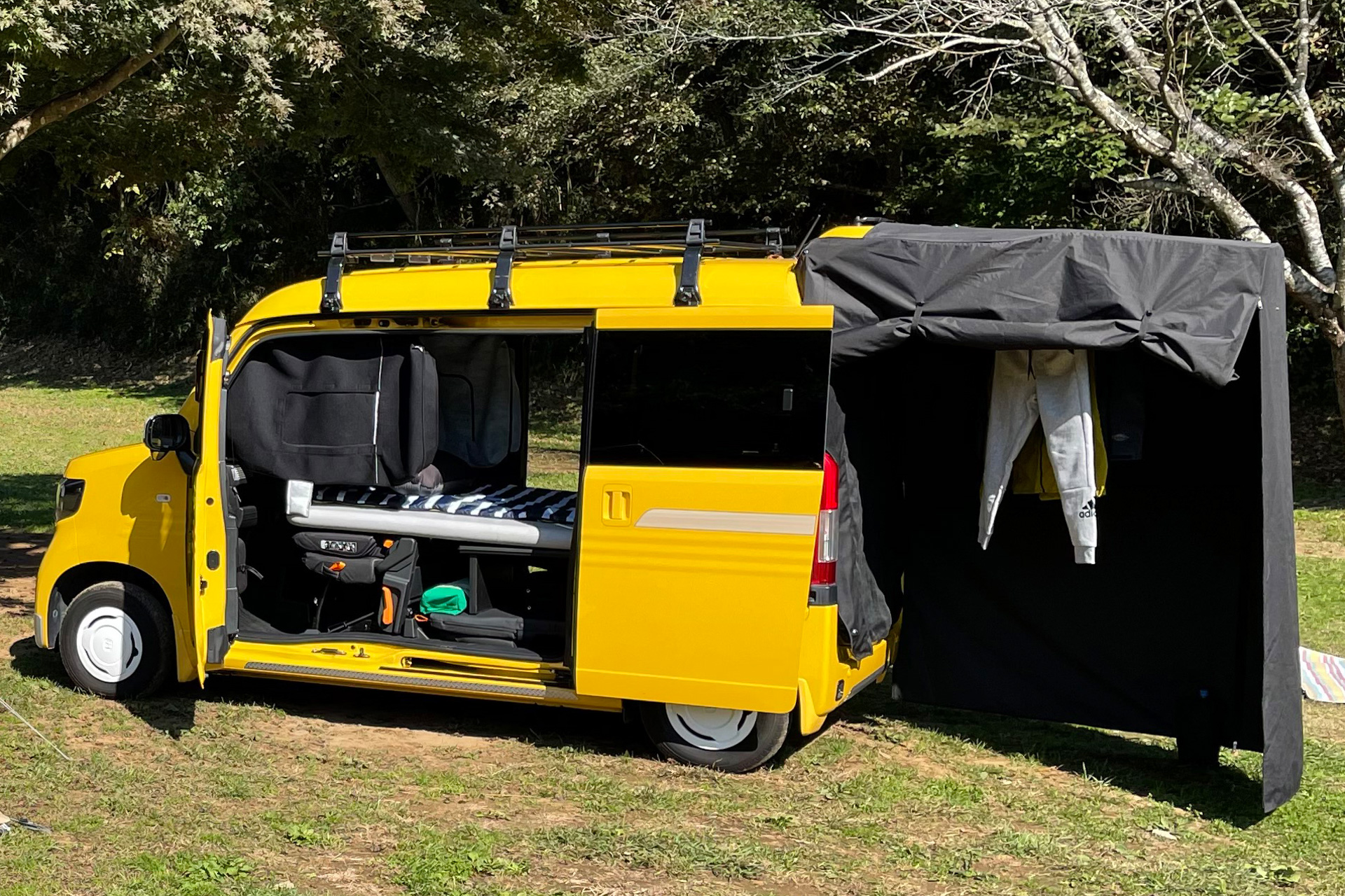 N-VAN 車中泊仕様（純正アクセサリー装着車）：荷室空間をさらに便利に使うための純正アクセサリーや株式会社ホワイトハウスと共同企画したクイックエアマットを装着し、2名で寝られる車中泊仕様を提案