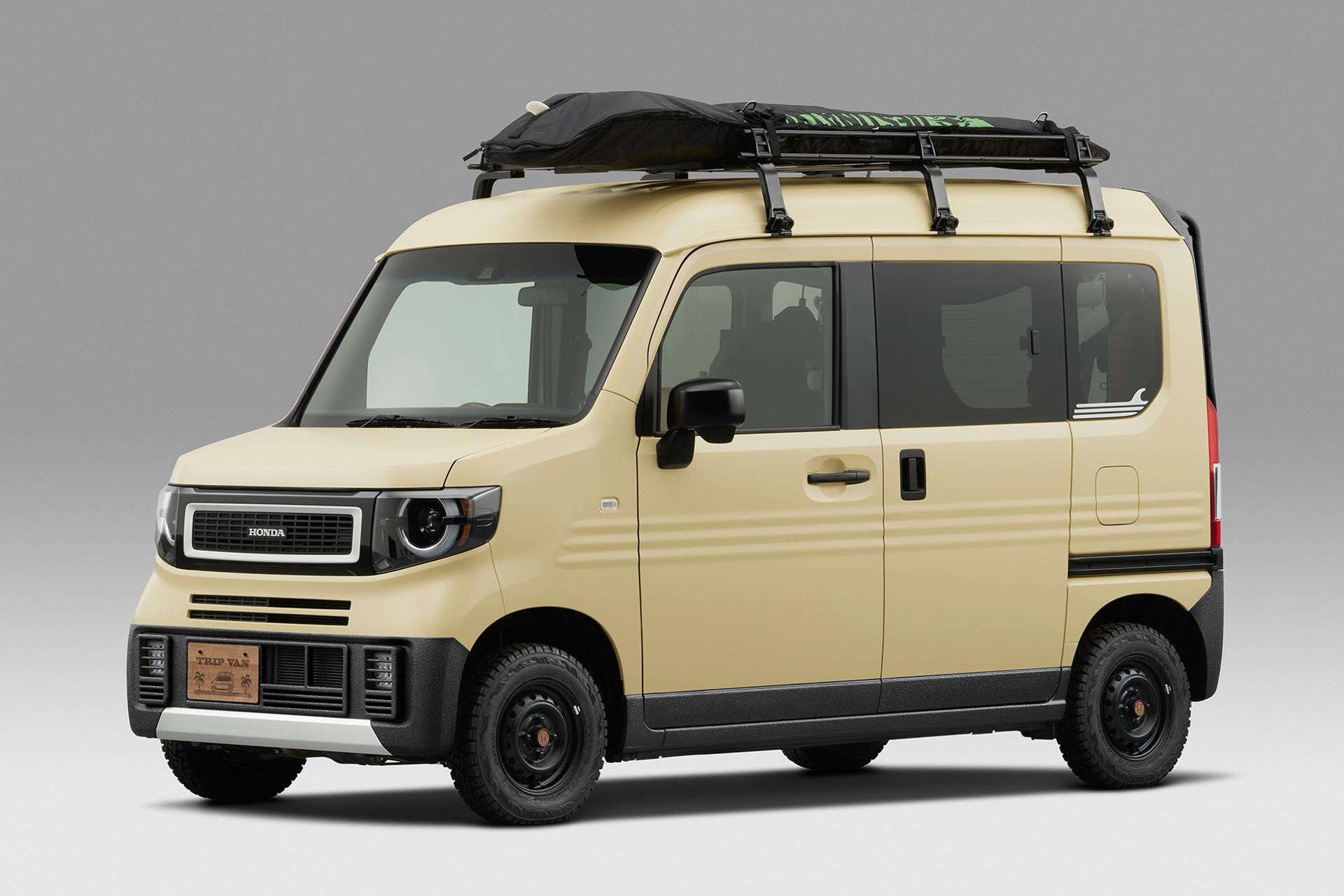 TRIP VAN（コンセプトモデル 東京オートサロン 2019 出展車両）：サーフィンが趣味でビーチクリーン活動も始めた大学生が、日本中をサーフトリップする！という設定のコンセプトモデル。機能的かつシンプルなツールとして内外装の細部にまでアイデアを盛り込んだカスタマイズ