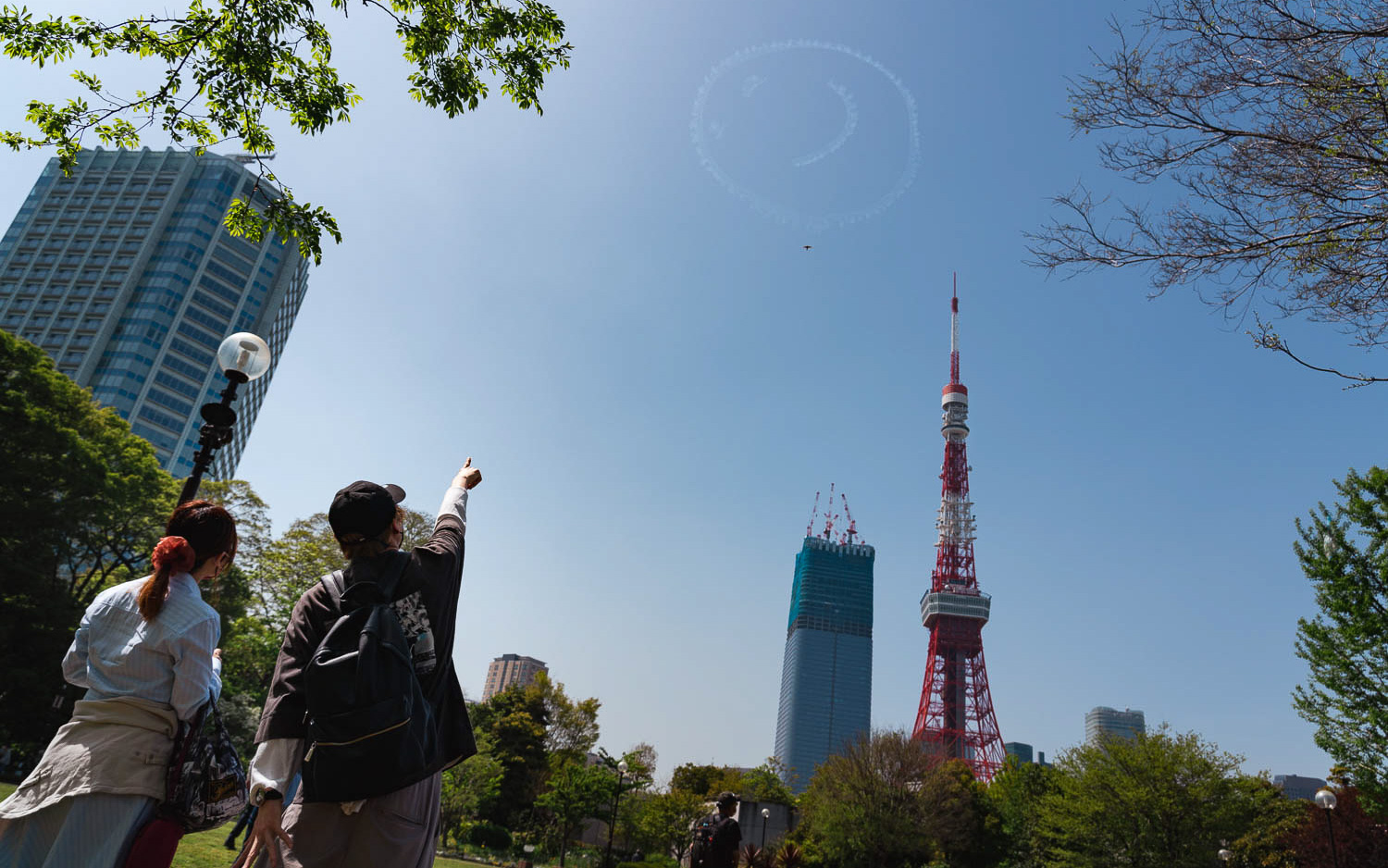 ニコちゃんマークを東京タワーととともに