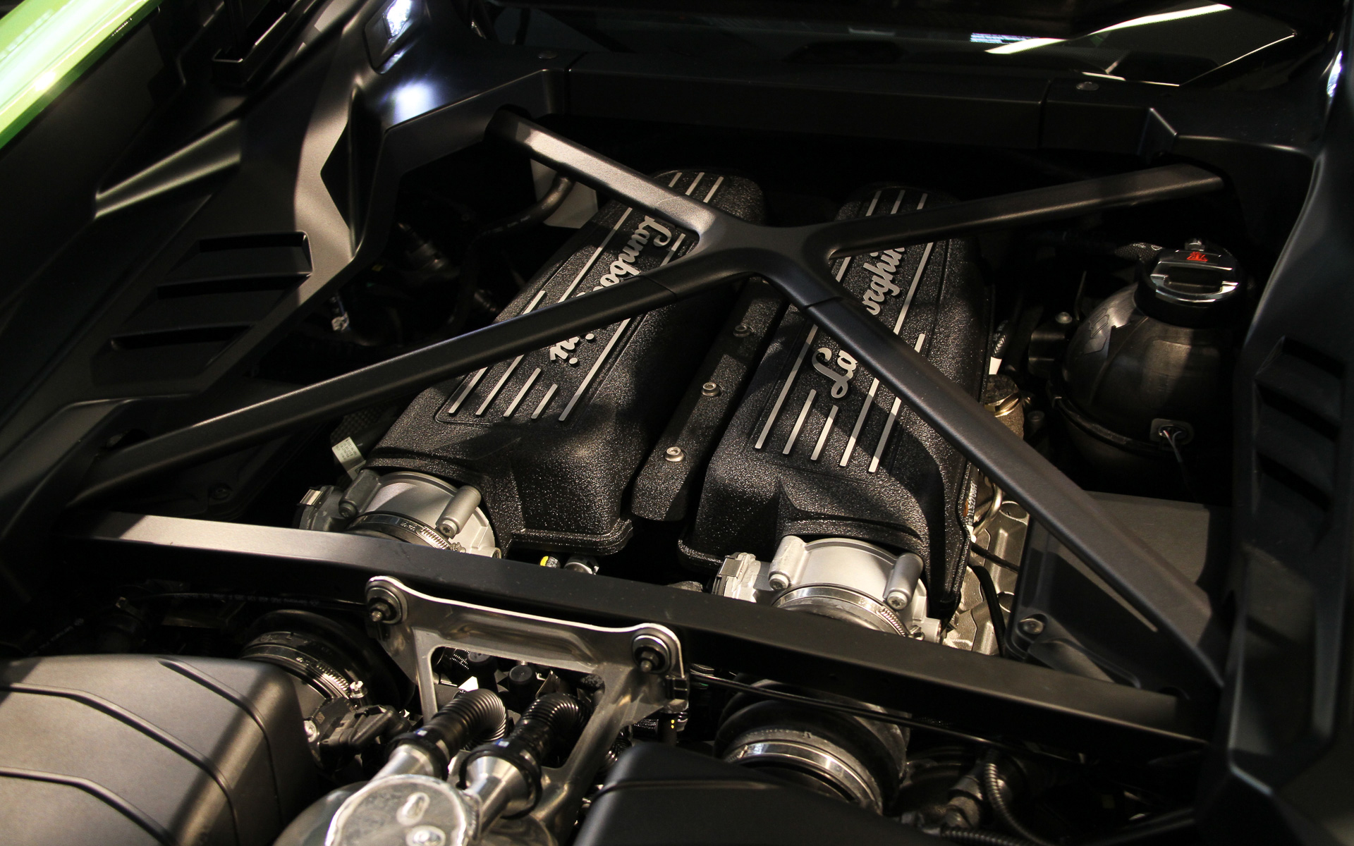 最高出力470kW（640HP）/8000rpm、最大トルク565Nm/6500rpmを発生するV型10気筒5.2リッターエンジン