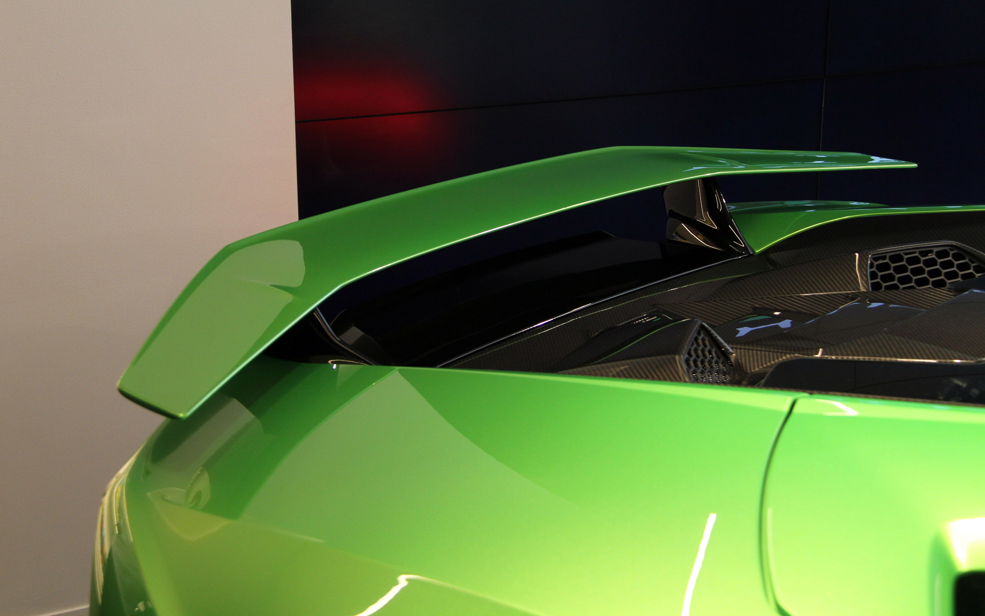 ウラカン テクニカのボディサイズは4567×1933×1165mm（全長×全幅×全高。全幅はミラーをのぞく）、ホイールベースは2620mm