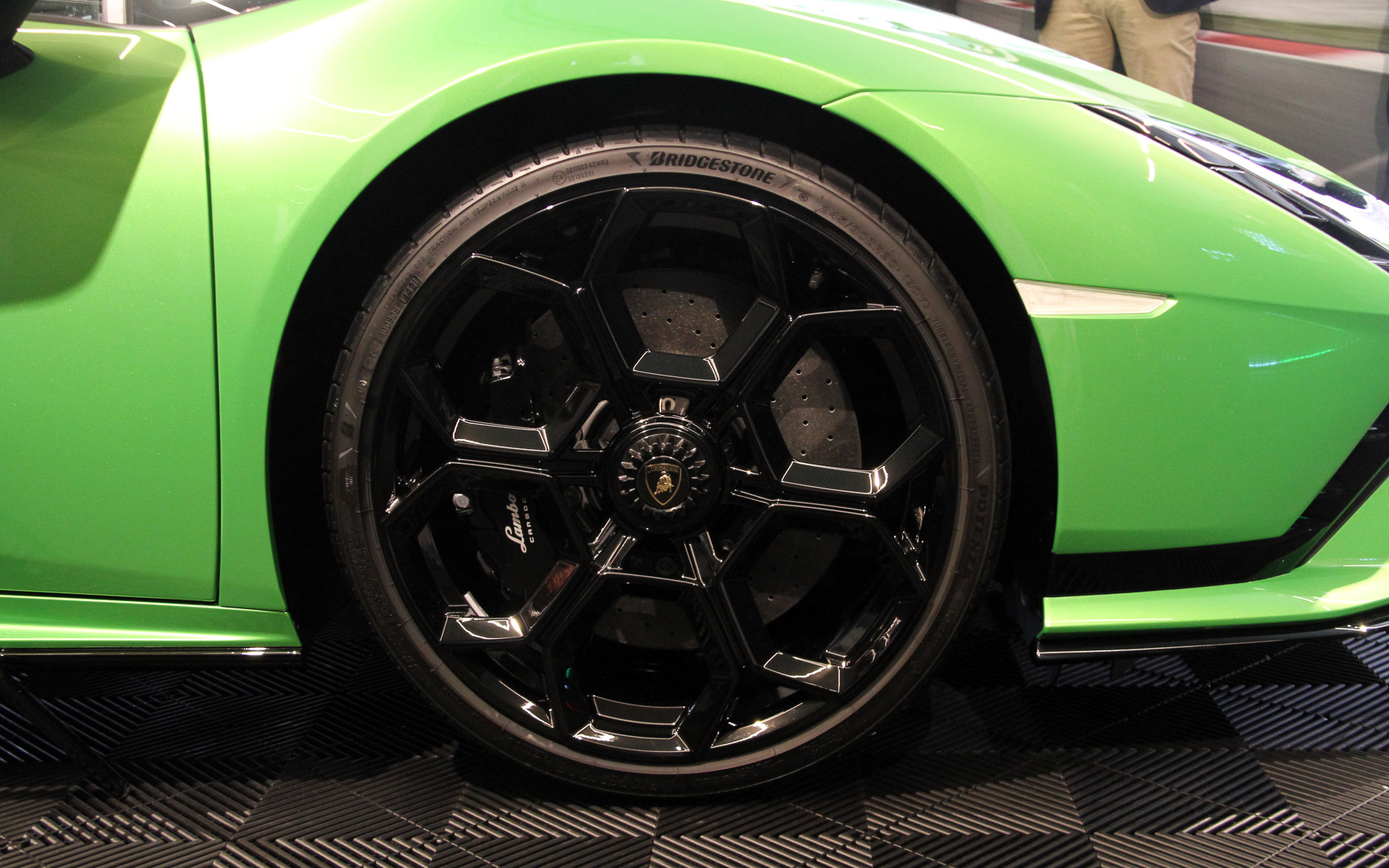 ウラカン テクニカのボディサイズは4567×1933×1165mm（全長×全幅×全高。全幅はミラーをのぞく）、ホイールベースは2620mm