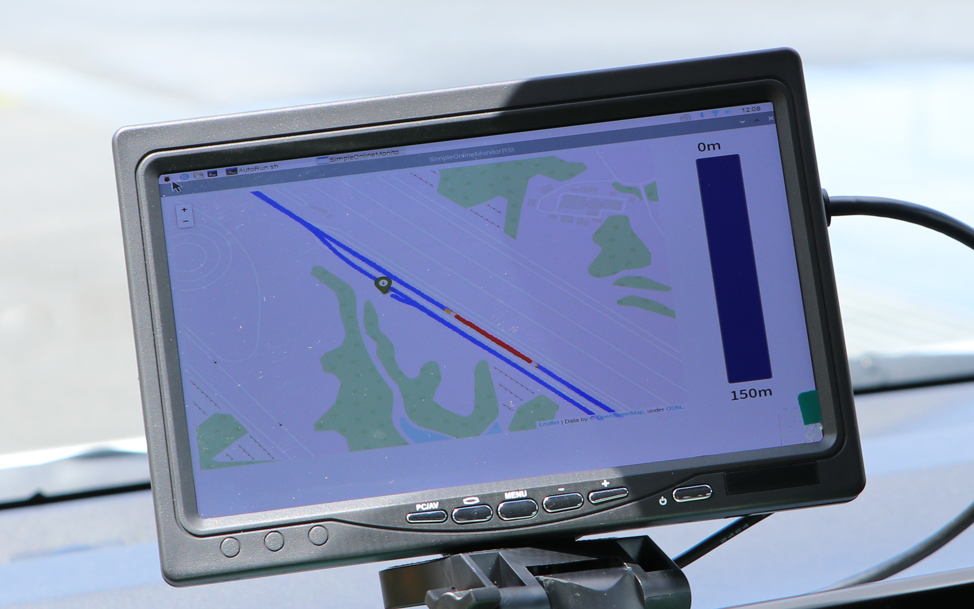 滑りやすい路面に近づくと画面に警告を表示してくれる