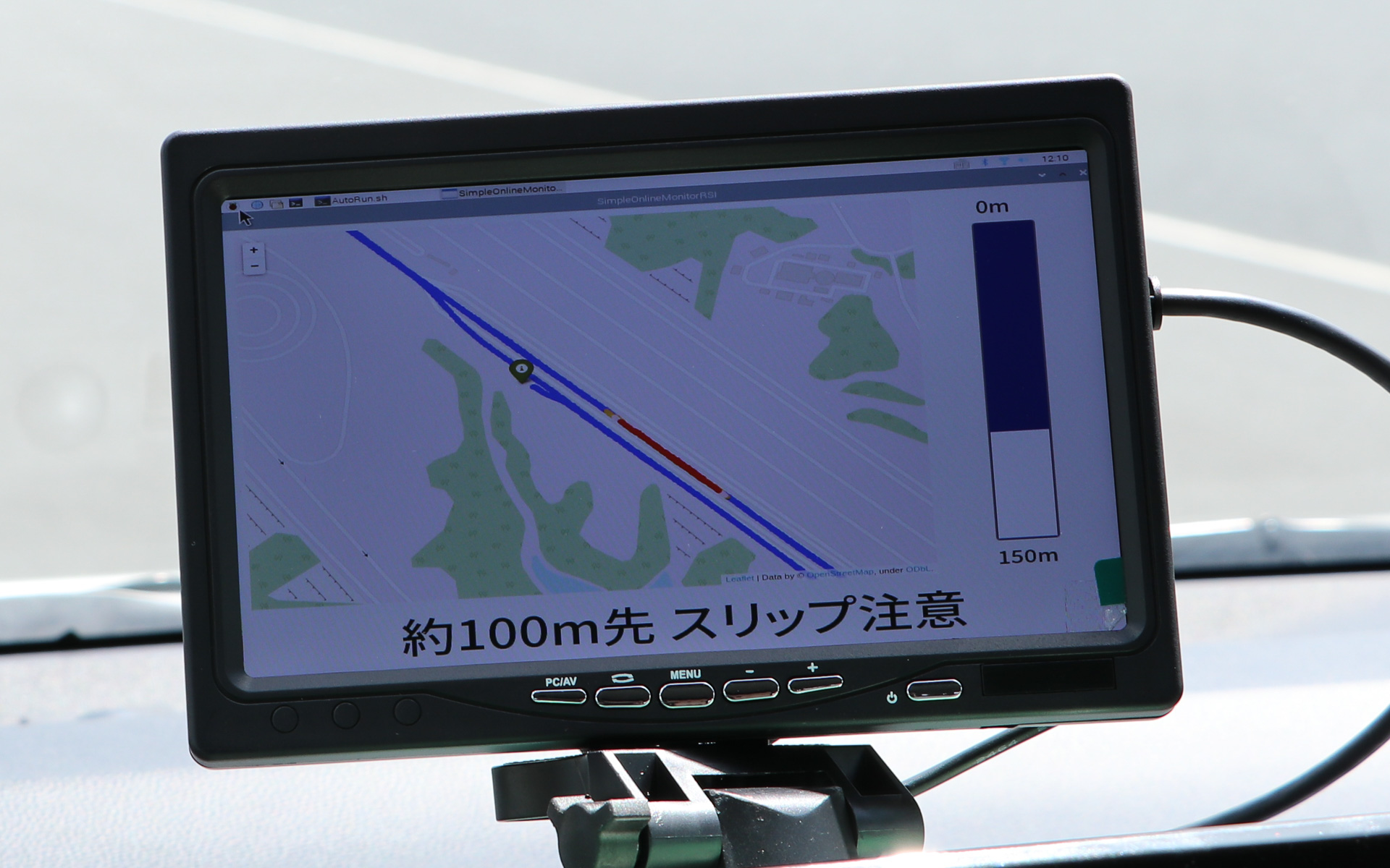 滑りやすい路面に近づくと画面に警告を表示してくれる