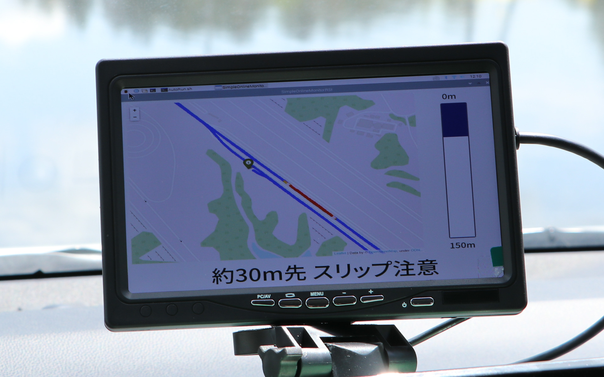 滑りやすい路面に近づくと画面に警告を表示してくれる