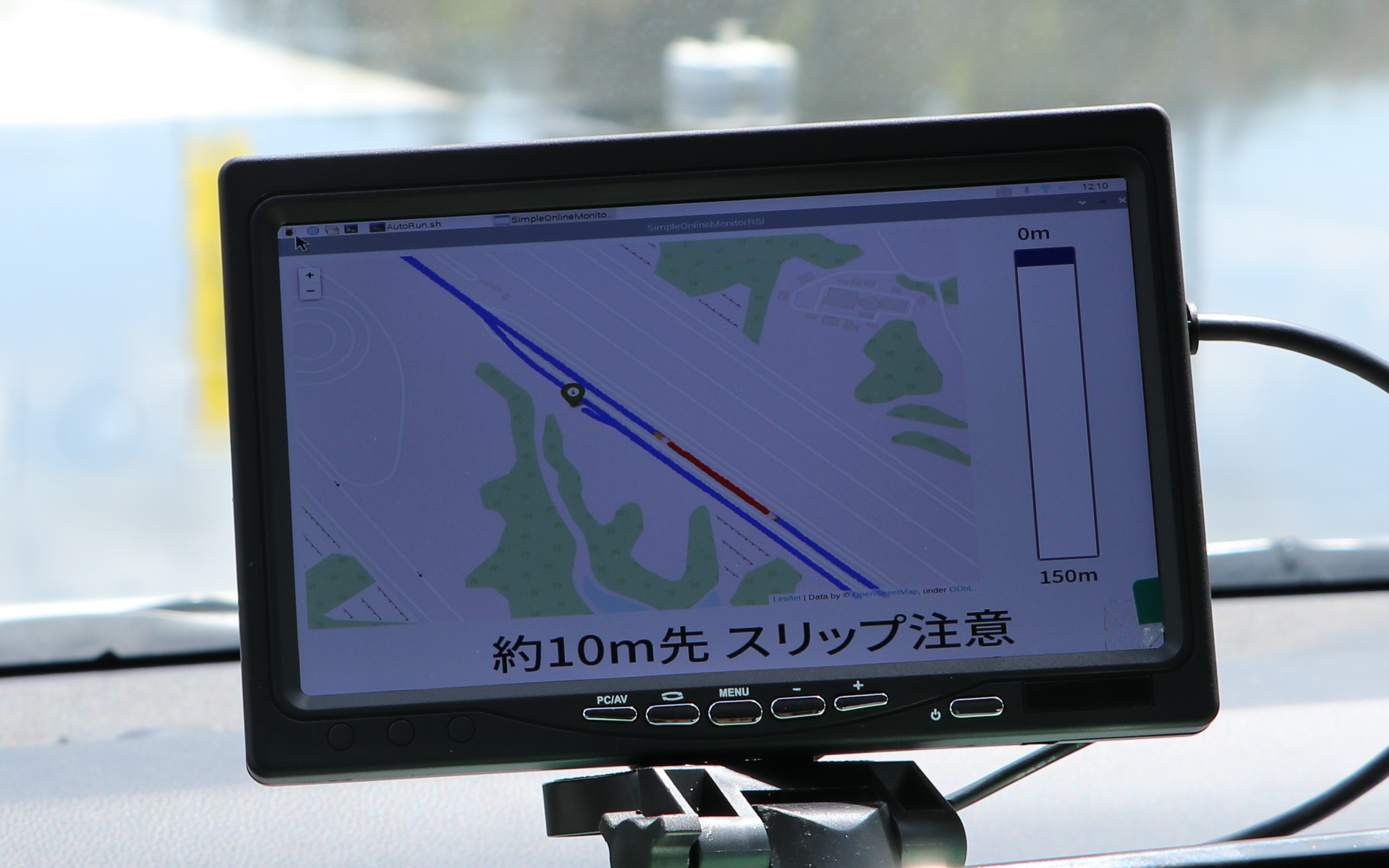 滑りやすい路面に近づくと画面に警告を表示してくれる