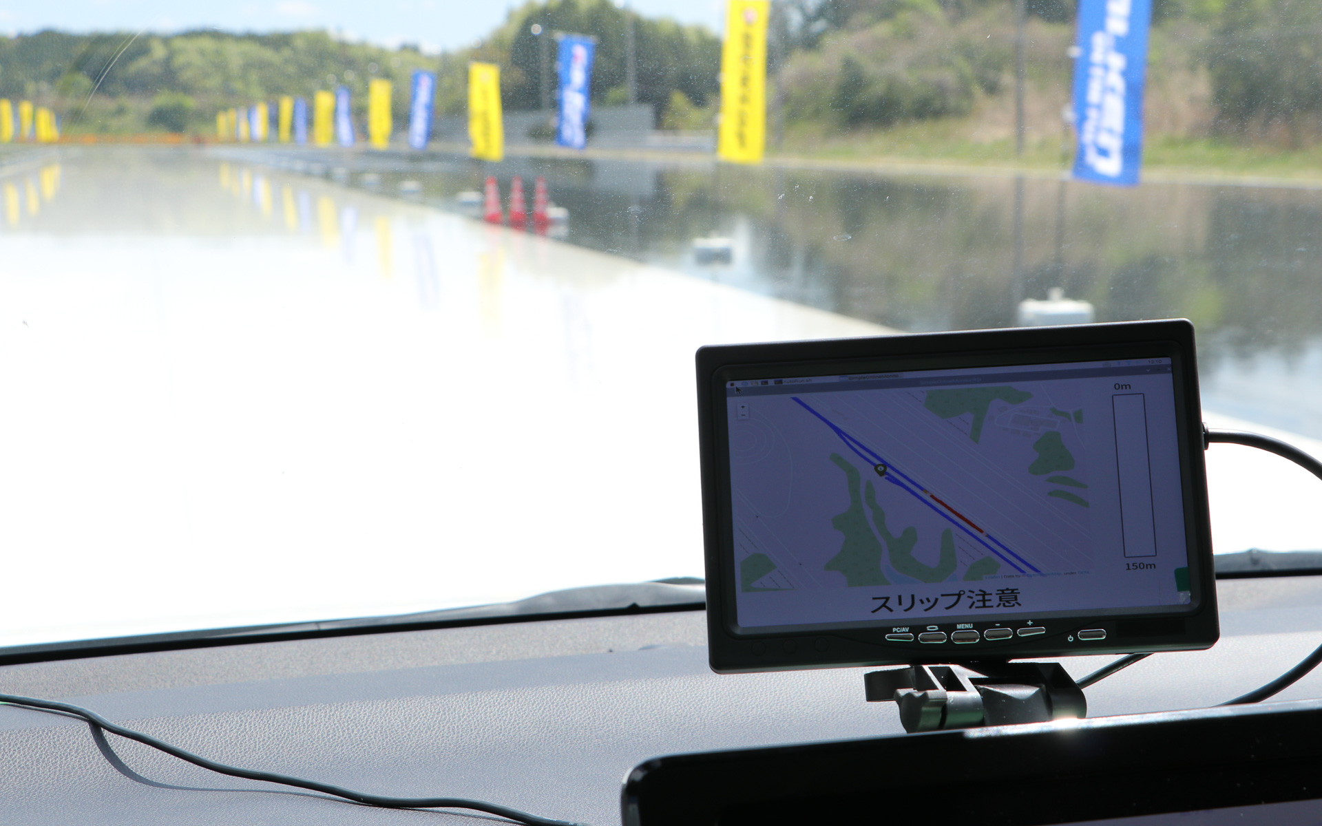 滑りやすい路面に近づくと画面に警告を表示してくれる