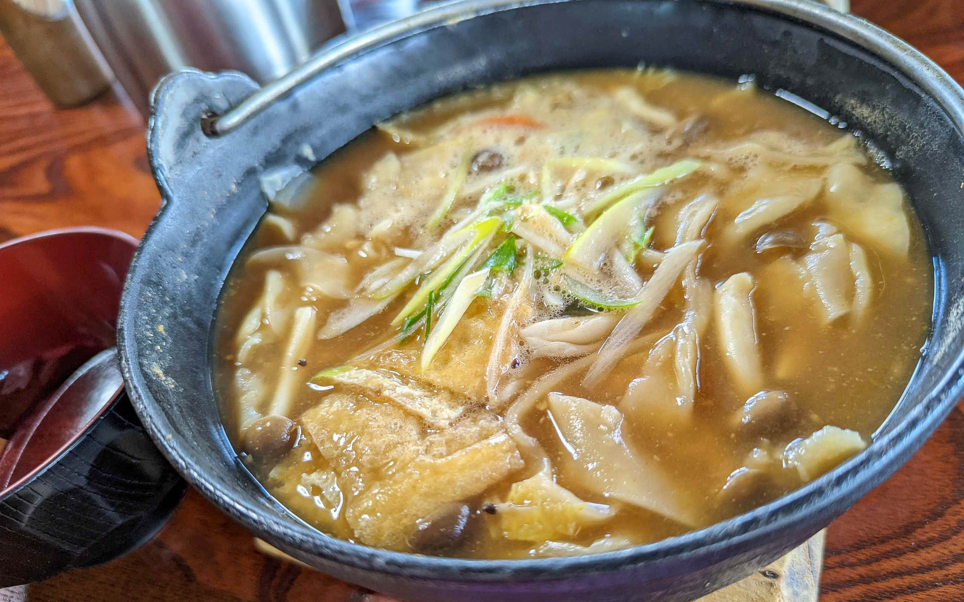 山梨県は勝沼にある一軒家のほうとう屋さん。野菜がたくさん入っているので自然な甘みを味わえ、もっちもちのほうとうが食べられる大好きなお店です