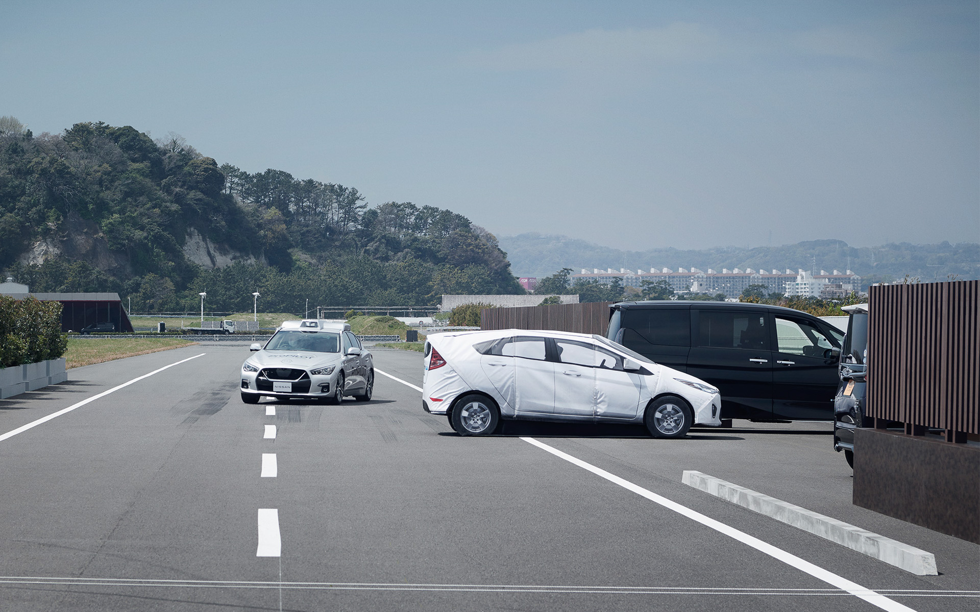 60km/hで走行中にクルマが飛び出す。それを回避するプロパイロット コンセプトゼロ搭載車