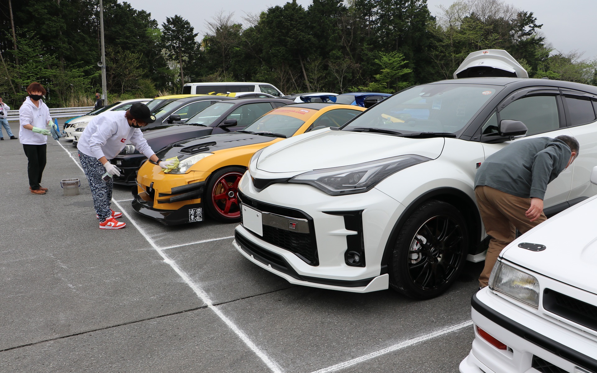 撮影前に愛車を磨くオーナーさんも多かった