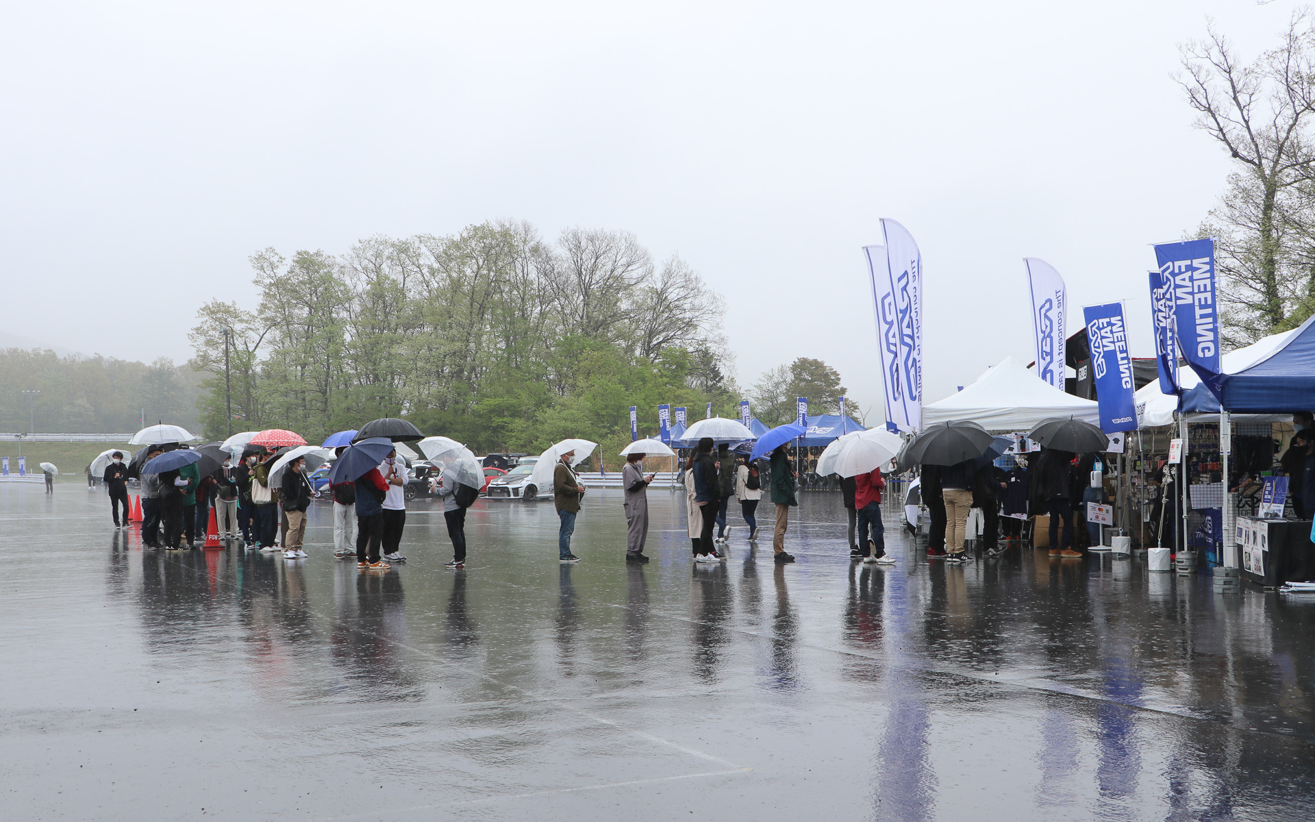 グッズ売り場に並ぶ列