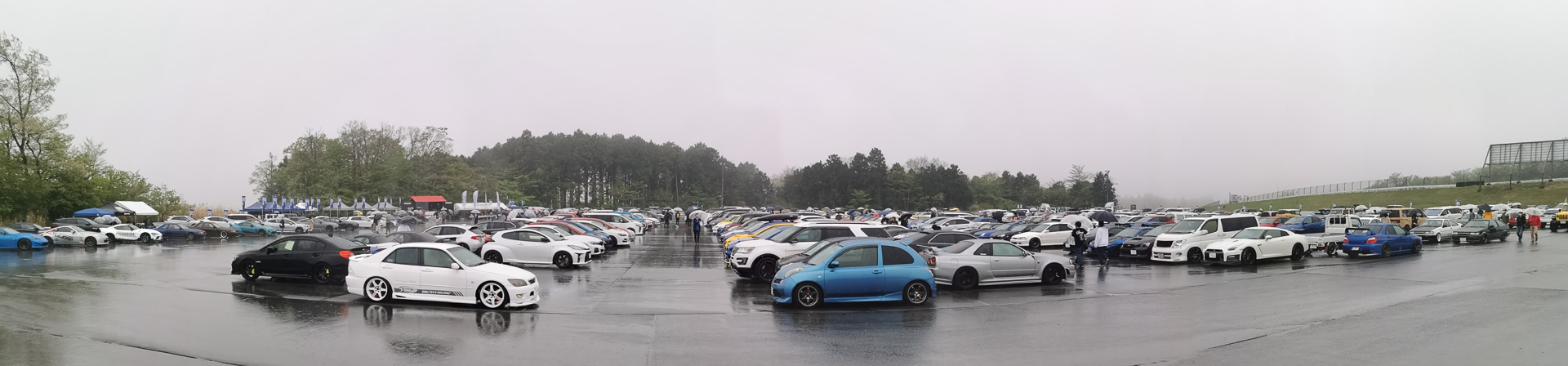 富士スピードウェイの第7駐車場に500台超えのレイズホイール装着車両が集まった