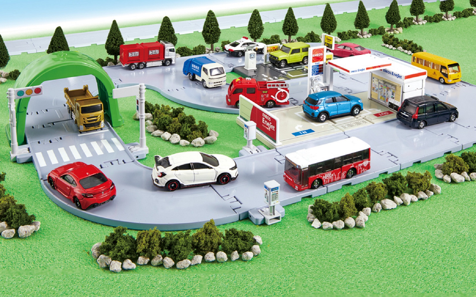 タカラトミーが新製品「まちやどうろがいっぱい！　トミカタウンセット（トミカ付き）」を発売する。写真はプレイイメージ