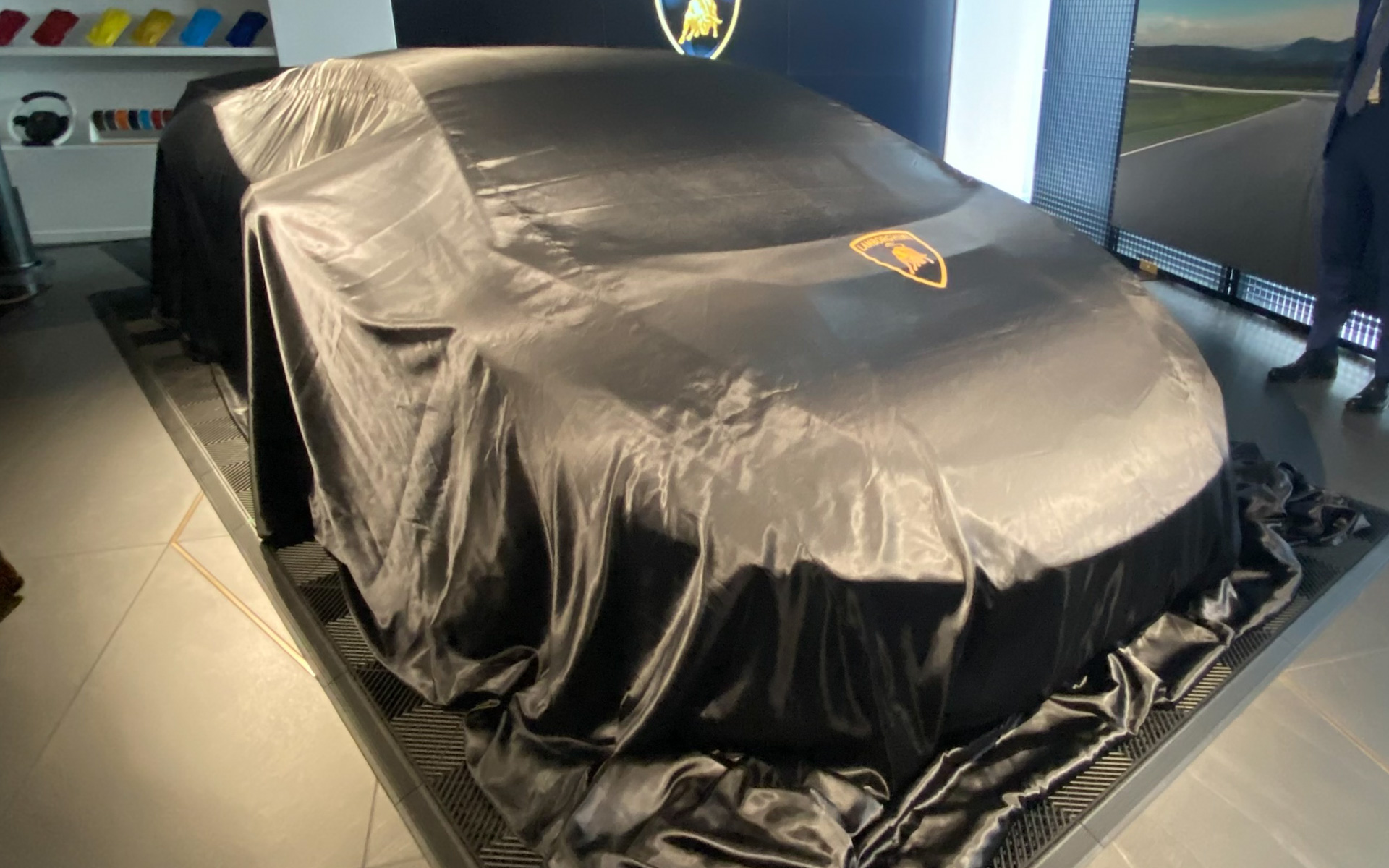 発表会の魅力の1つが、こうしてアンベールを待つドキドキが味わえるところ。アジア太平洋地域でリアルにお披露目されるトップバッターが日本となったことは、とても誇らしいですよね