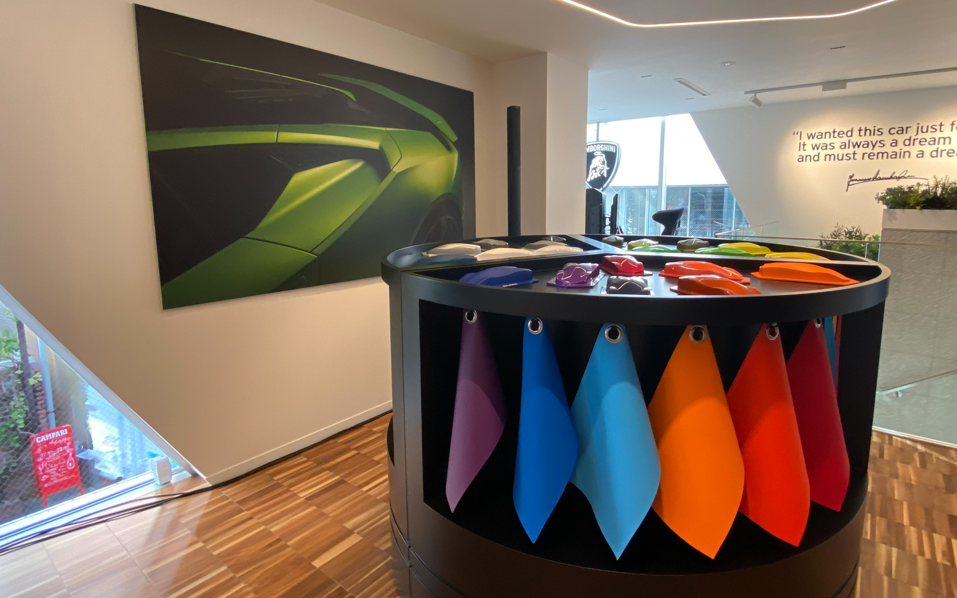 ランボルギーニのパーソナライゼーションプログラム「Ad Personam」を利用すると、200通り以上のペイントオプションが選べるというウラカン テクニカのボディカラー。インテリアでも、テクニカ限定のアルカンターラ製インテリアトリムの新作などがあり、「私なら何色にするかな」なんて妄想するだけでワクワクしてしまいました