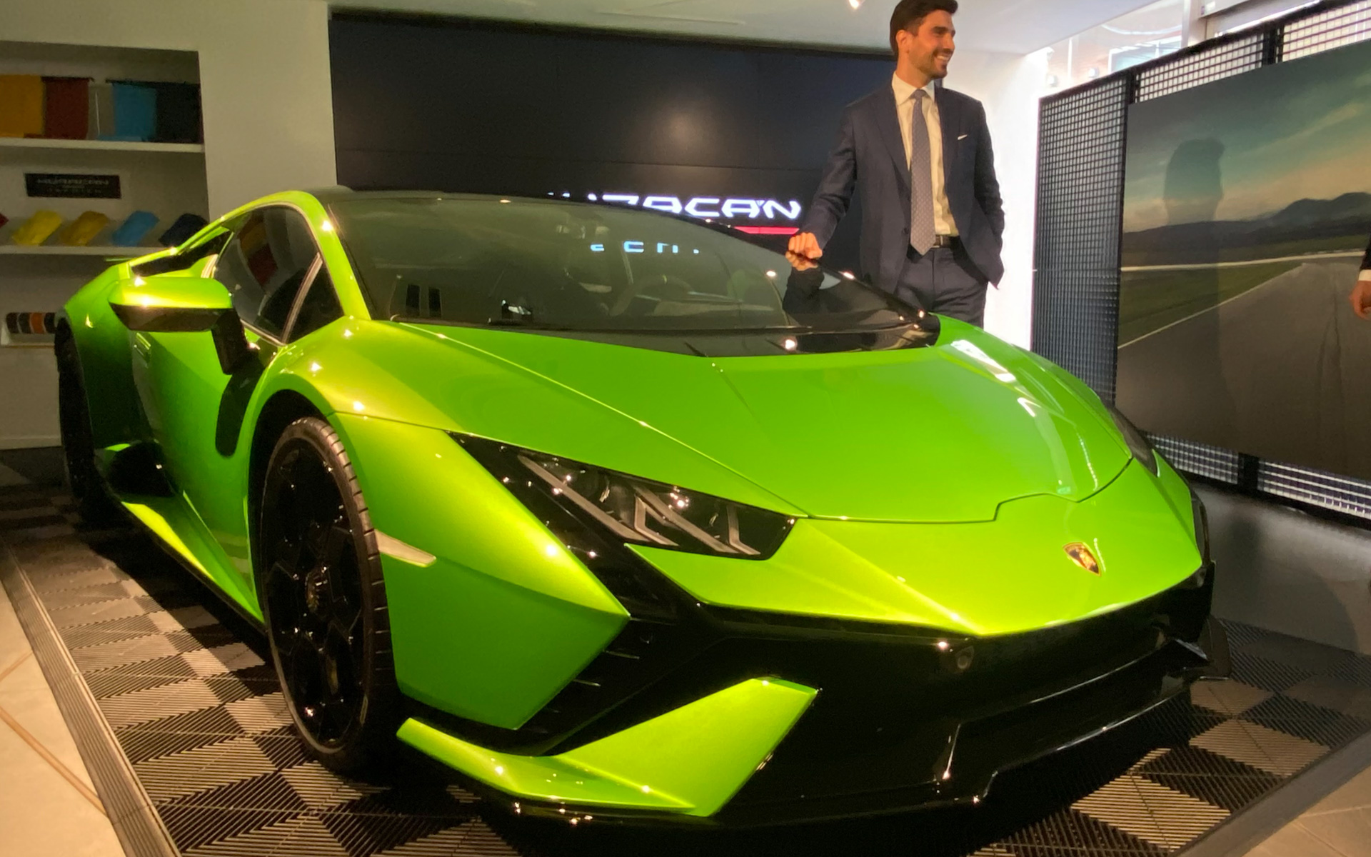 地を這うように低く、ワイドなシルエットの中に、さまざまな革新技術が投入されているウラカン テクニカ。一般道もサーキットも関係なく、ドライビングの楽しさや理想のライフスタイルを求める人に向けて開発したということで、一度は乗ってみたいと夢見る人も多いと思います。私ももちろん、その1人ではあるものの、一方で最小回転径が11.5mと聞くと、道が狭いわが家ではちょっとひるんでしまったり（笑）