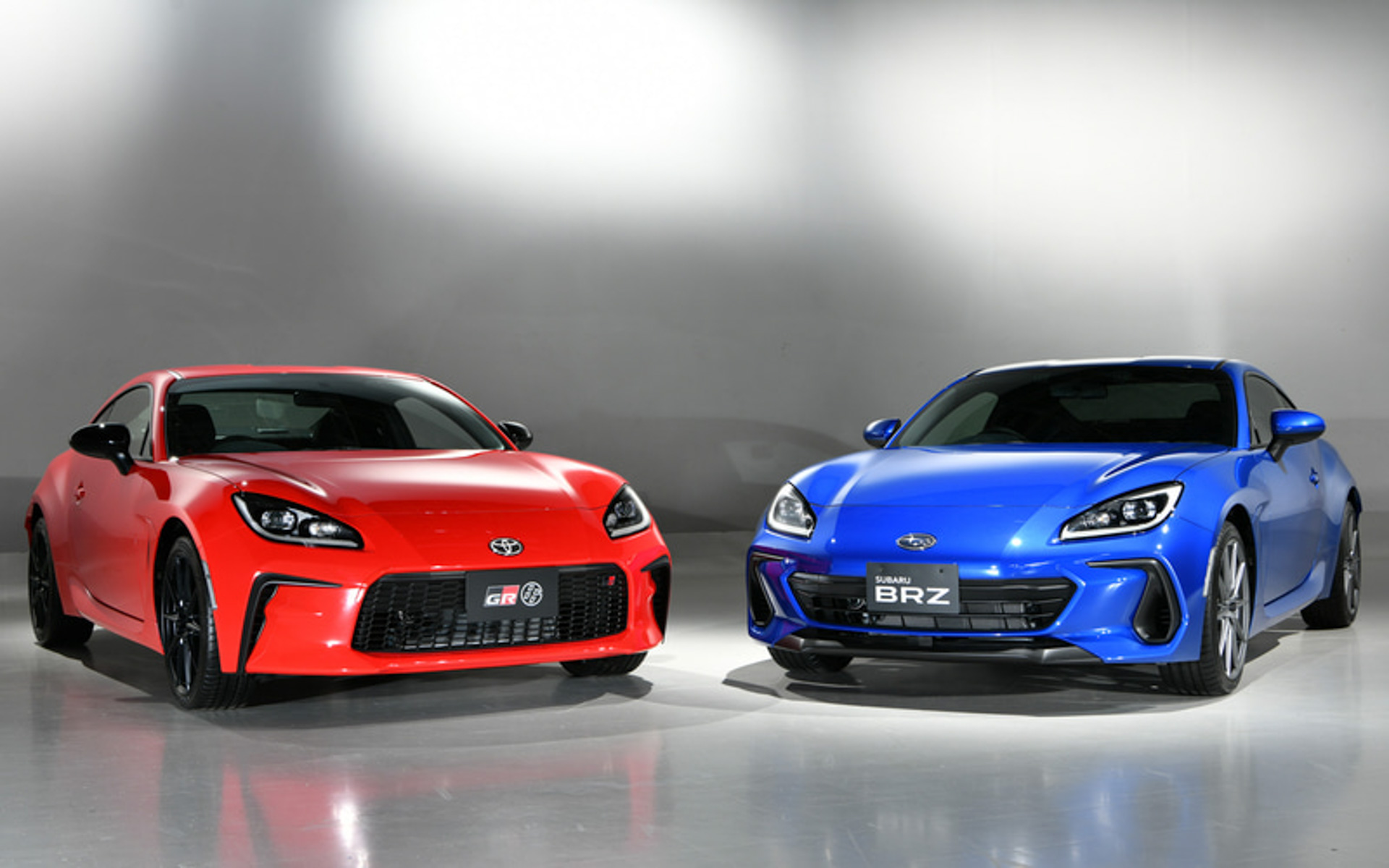 トヨタ「GR86」（左）、スバル「BRZ」（右）
