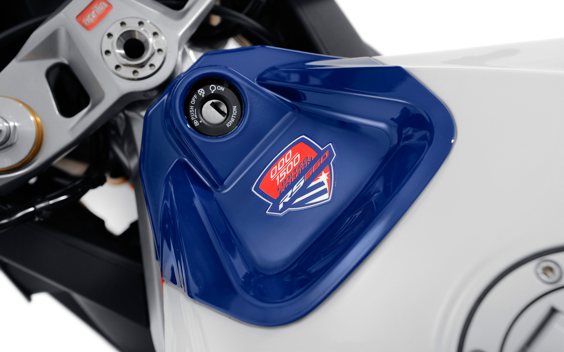 限定の証となるシリアルナンバーが刻まれたバッヂ