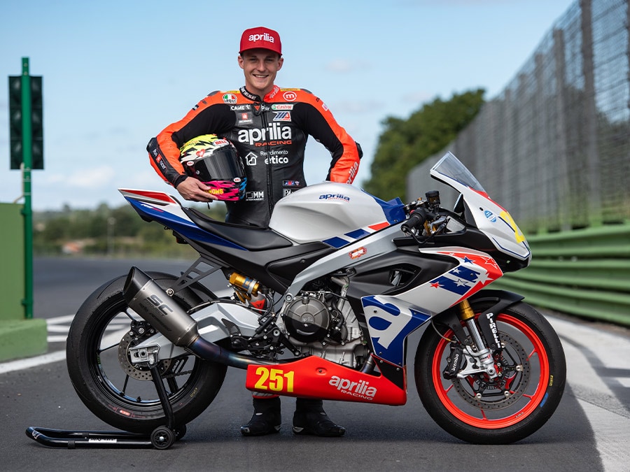 2021年度のツインズカップ開幕戦で、RS 660はトップ3を独占。その後も連勝を続け、 13戦中10勝、 さらに16回の表彰台（2位9回、 3位7回）、 6回のポールポジションを獲得した。全10勝のうち5勝は、写真のカレブ・デ・キーレル選手で、ツインズカップ2021年シリーズチャンピオンに輝いた