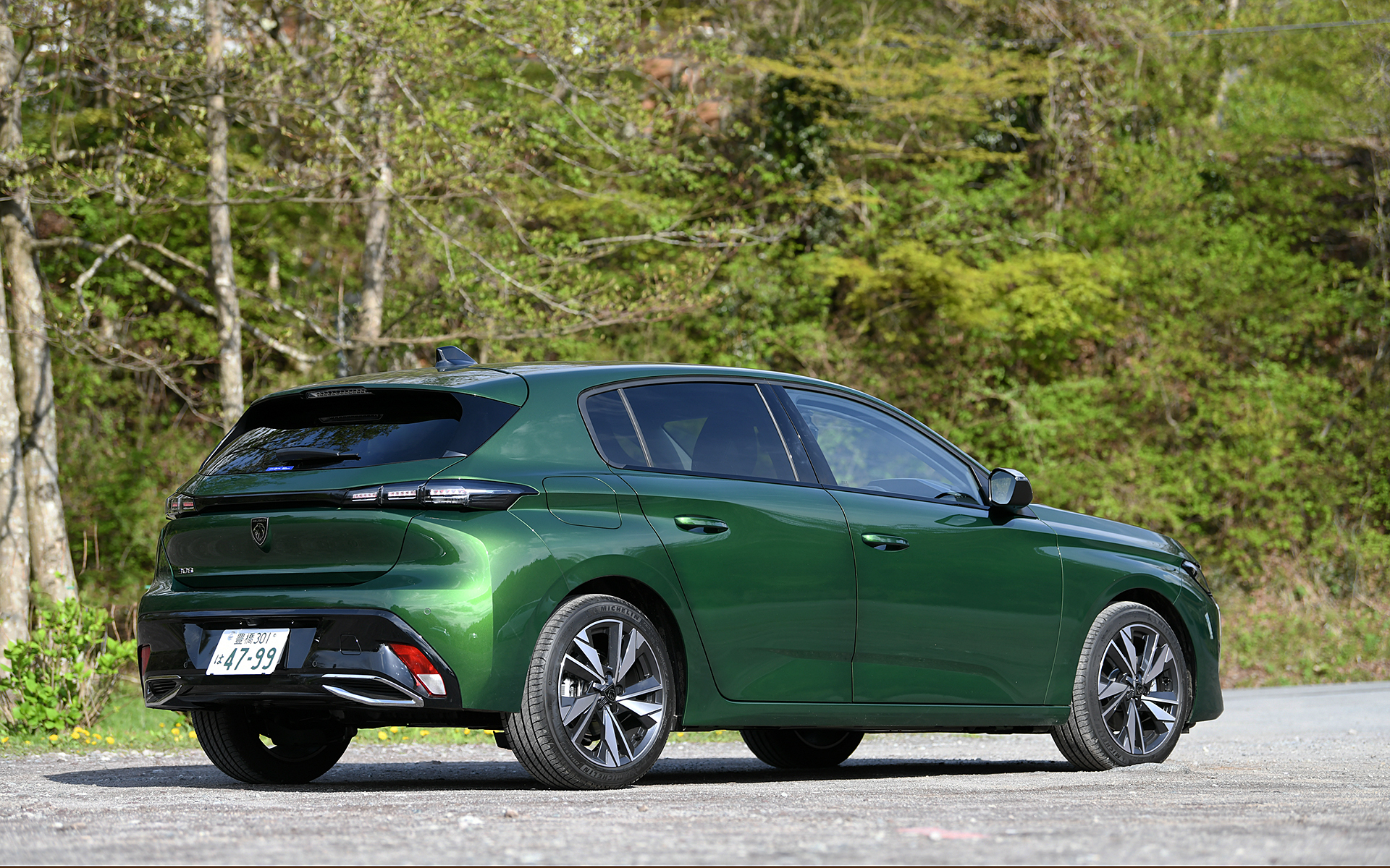 ボディサイズは4420×1850×1475mm（全長×全幅×全高）、ホイールベースは2680mm。アリュールは写真の17インチアロイホイールに225/45R17サイズのミシュラン「プライマシー4」を装着