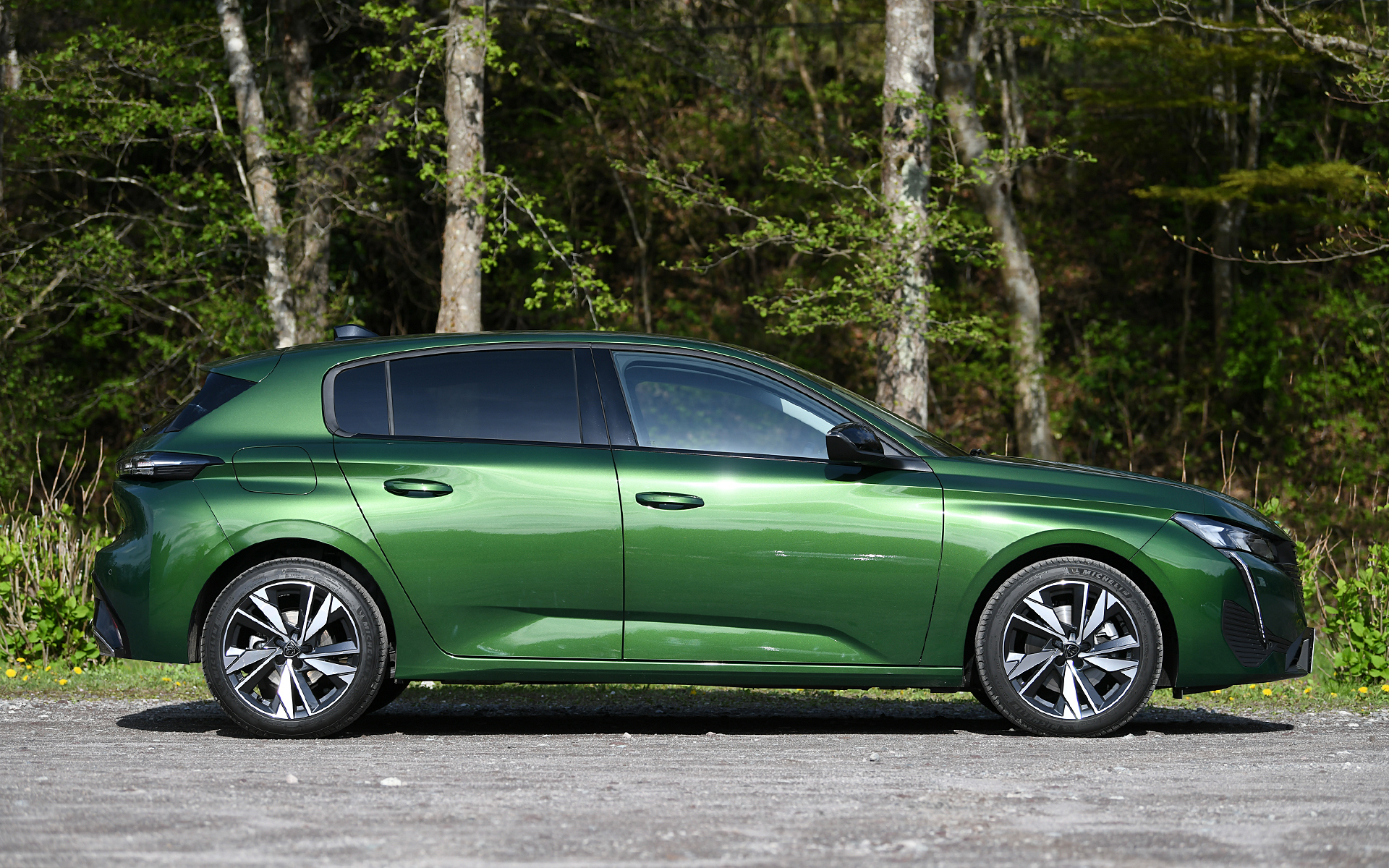 ボディサイズは4420×1850×1475mm（全長×全幅×全高）、ホイールベースは2680mm。アリュールは写真の17インチアロイホイールに225/45R17サイズのミシュラン「プライマシー4」を装着