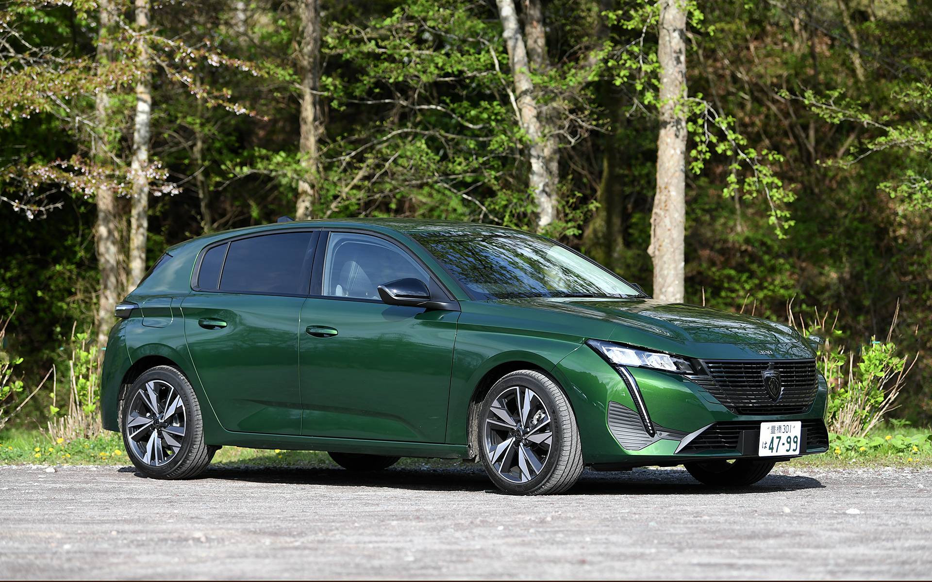 ボディサイズは4420×1850×1475mm（全長×全幅×全高）、ホイールベースは2680mm。アリュールは写真の17インチアロイホイールに225/45R17サイズのミシュラン「プライマシー4」を装着