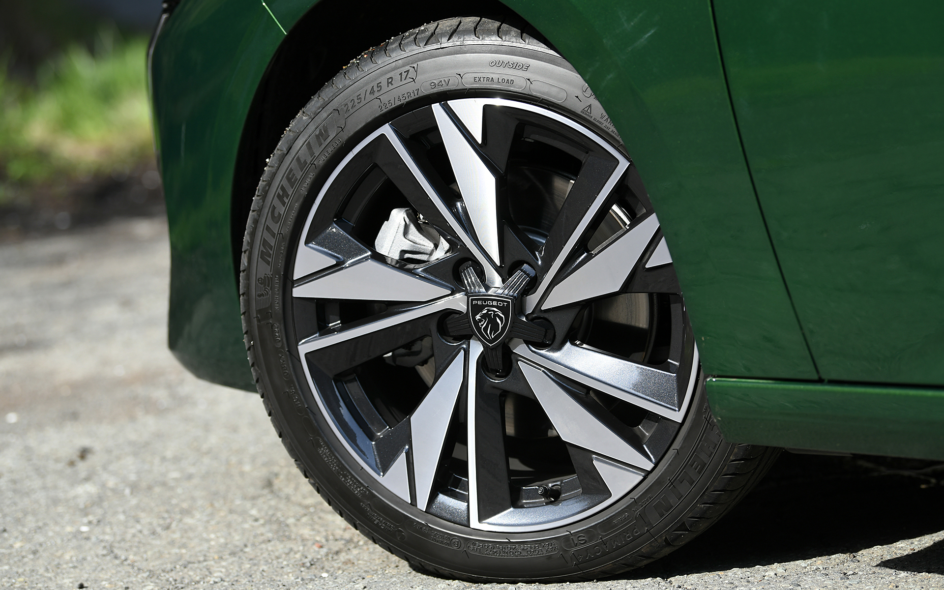 ボディサイズは4420×1850×1475mm（全長×全幅×全高）、ホイールベースは2680mm。アリュールは写真の17インチアロイホイールに225/45R17サイズのミシュラン「プライマシー4」を装着