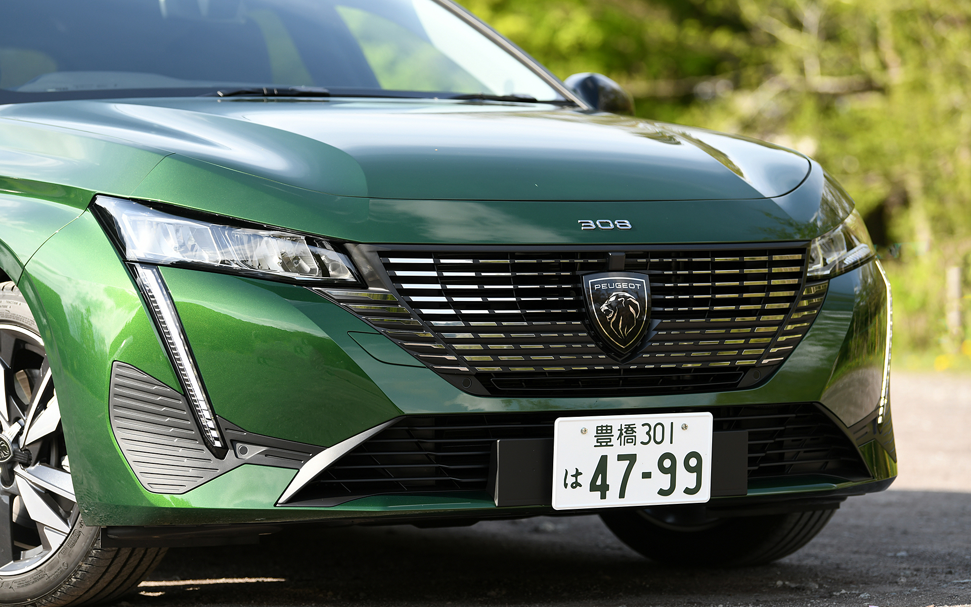 新エンブレムを配したフロントグリルや、プジョー初となるマトリックスLEDヘッドライトを採用。マトリックスLEDヘッドライトは約7cmの超薄型で、ロービームは4つのLED、ハイビームは20個のマトリックスモジュールによって構成されている。フロントガラス上部のカメラが検出した周囲のデータから、マトリックスLEDを自動的に最適な明るさに調整し、他のドライバーを幻惑させることなく、ハイビームをONの状態に保ち、夜間の追い越しや対向車などが車両に接近した場合にはハイビームの一部がOFFになる