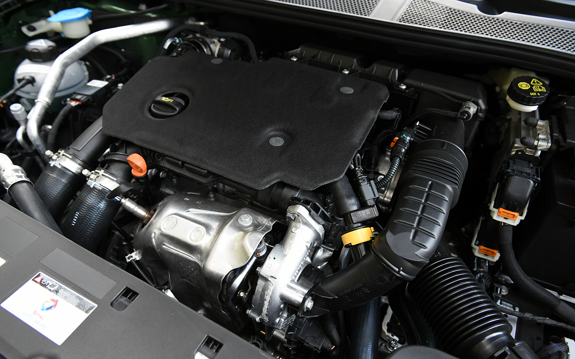 直列4気筒DOHC 1.5リッターターボディーゼルエンジンは、最高出力96kW（130PS）/3750rpm、最大トルク300Nm/1750rpmを発生。WLTCモード燃費は21.6km/L