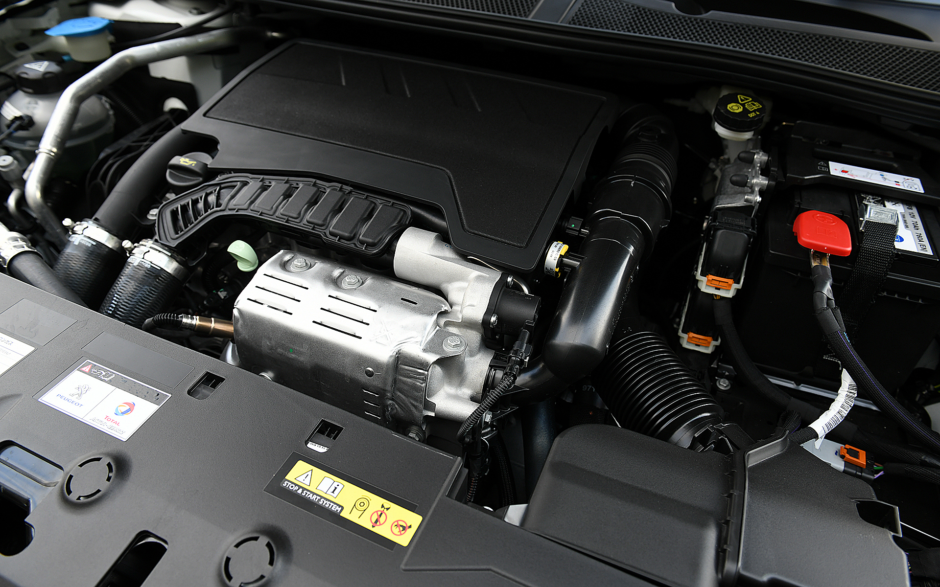 直列3気筒DOHC 1.2リッターターボエンジンは、最高出力96kW（130PS）/5500rpm、最大トルク230Nm/1750rpmを発生。WLTCモード燃費は17.9km/L