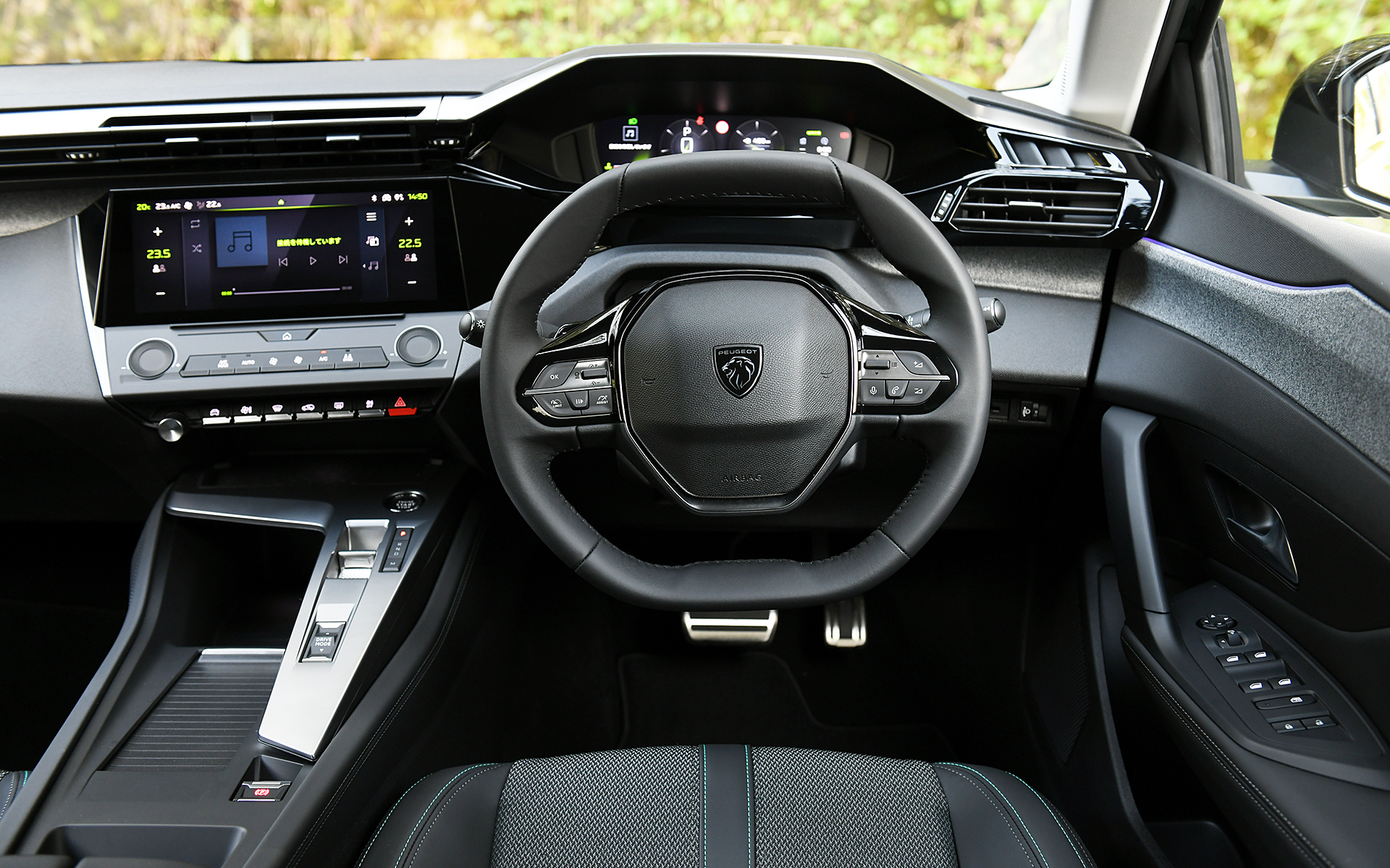 新型308はパドルシフト付きの革巻小径ステアリングを採用。左スポークにはアクティブクルーズコントロール（ストップ＆ゴー機能付）の操作スイッチを、右スポークにはオーディオ関連のスイッチが配置される