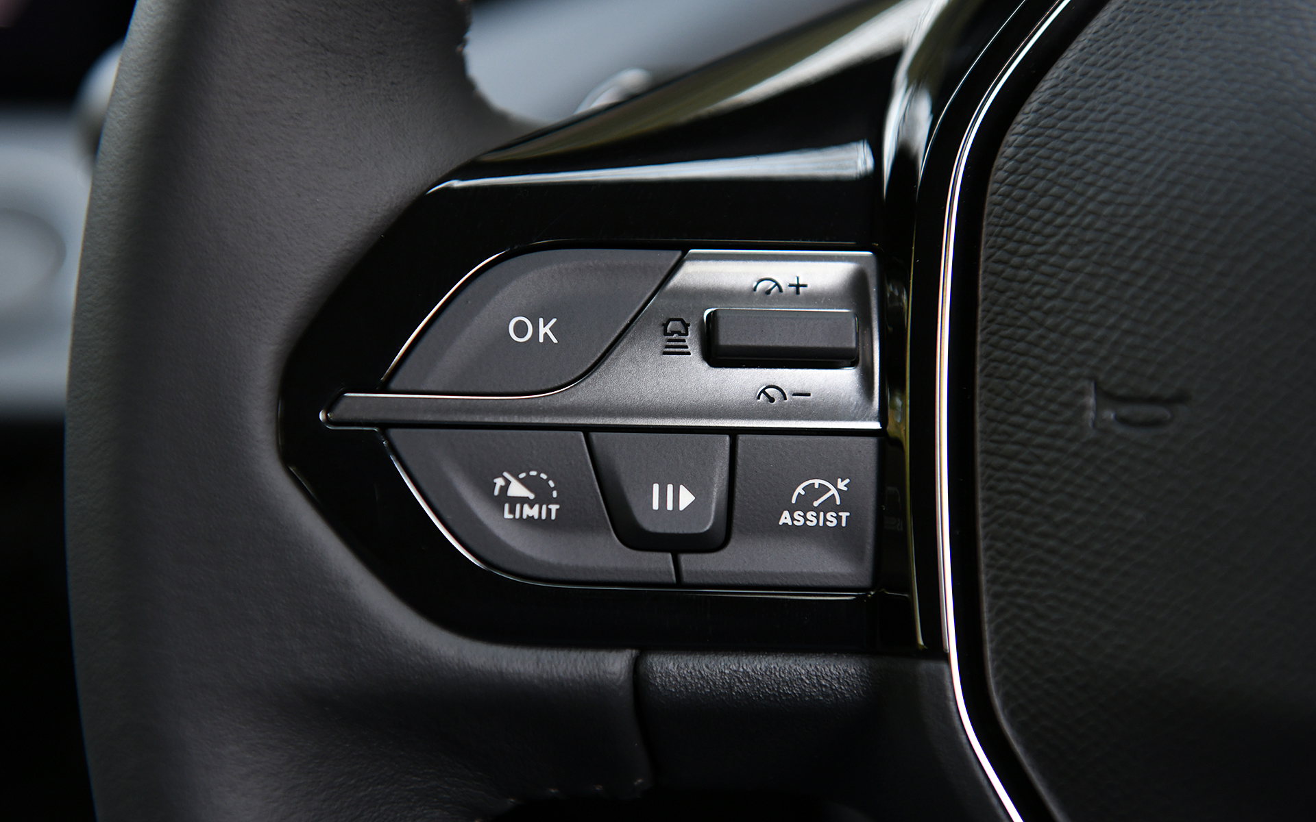 新型308はパドルシフト付きの革巻小径ステアリングを採用。左スポークにはアクティブクルーズコントロール（ストップ＆ゴー機能付）の操作スイッチを、右スポークにはオーディオ関連のスイッチが配置される