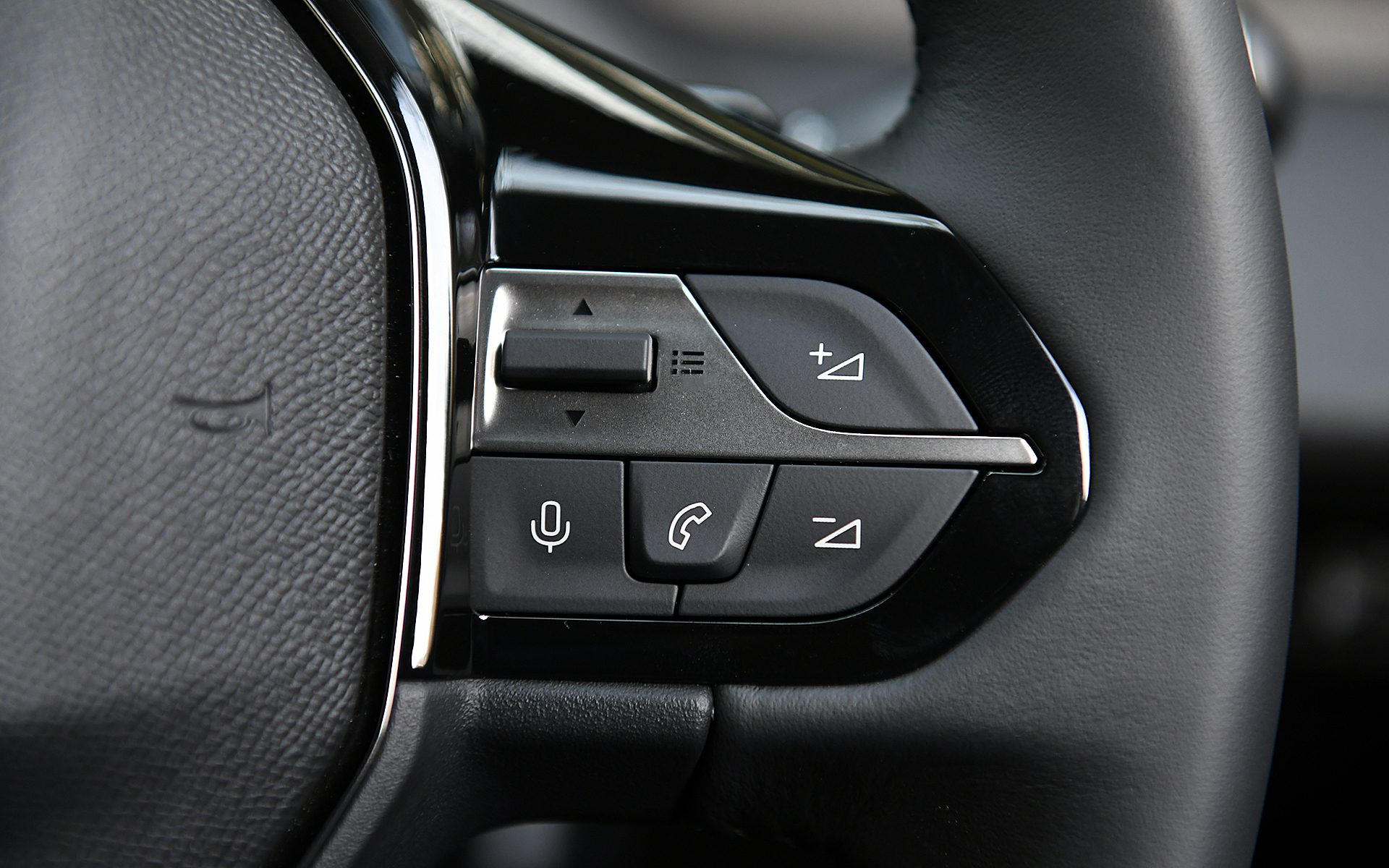 新型308はパドルシフト付きの革巻小径ステアリングを採用。左スポークにはアクティブクルーズコントロール（ストップ＆ゴー機能付）の操作スイッチを、右スポークにはオーディオ関連のスイッチが配置される