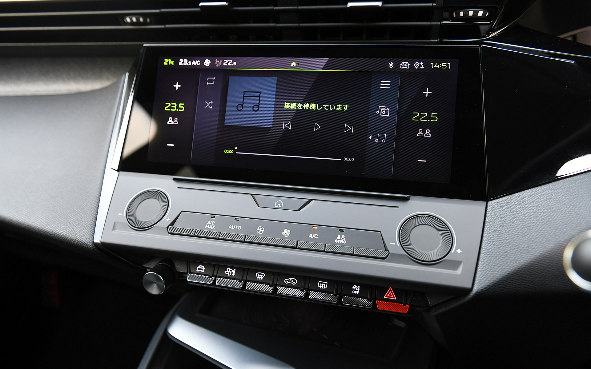 10インチのデジタルメーターをドライバーの目の高さに配置。中央の10インチタッチスクリーンはそれよりもやや低めに組み込まれ、ドライバーが手を伸ばせば自然に届くように配置されている