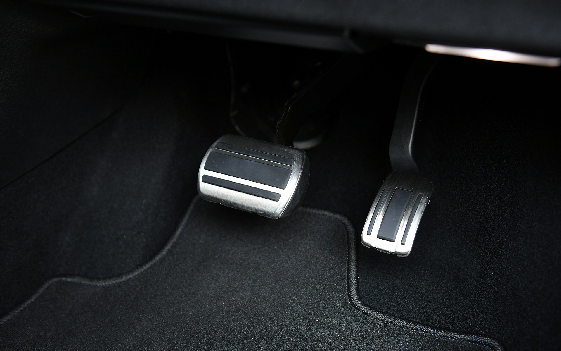 10インチのデジタルメーターをドライバーの目の高さに配置。中央の10インチタッチスクリーンはそれよりもやや低めに組み込まれ、ドライバーが手を伸ばせば自然に届くように配置されている