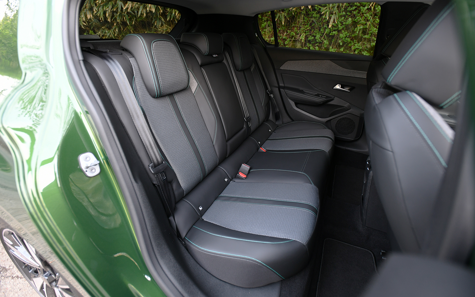 シートは高密度クッションのダイナミックシートを装着。アリュールのシート表皮はテップレザー/ファブリック